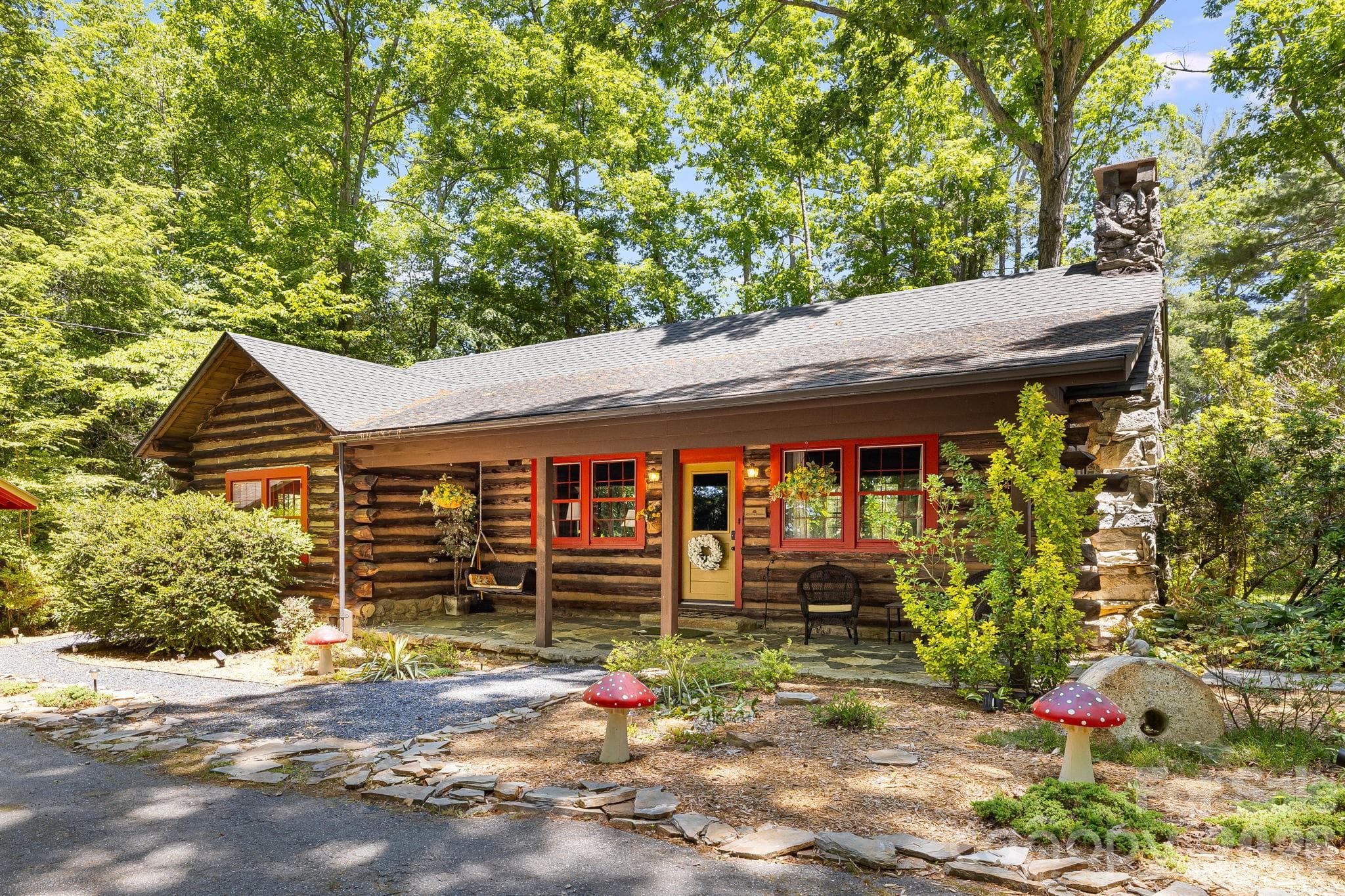 Single Family Residence at 128 Tee Off Lane, Hendersonville, photo 3 of 48