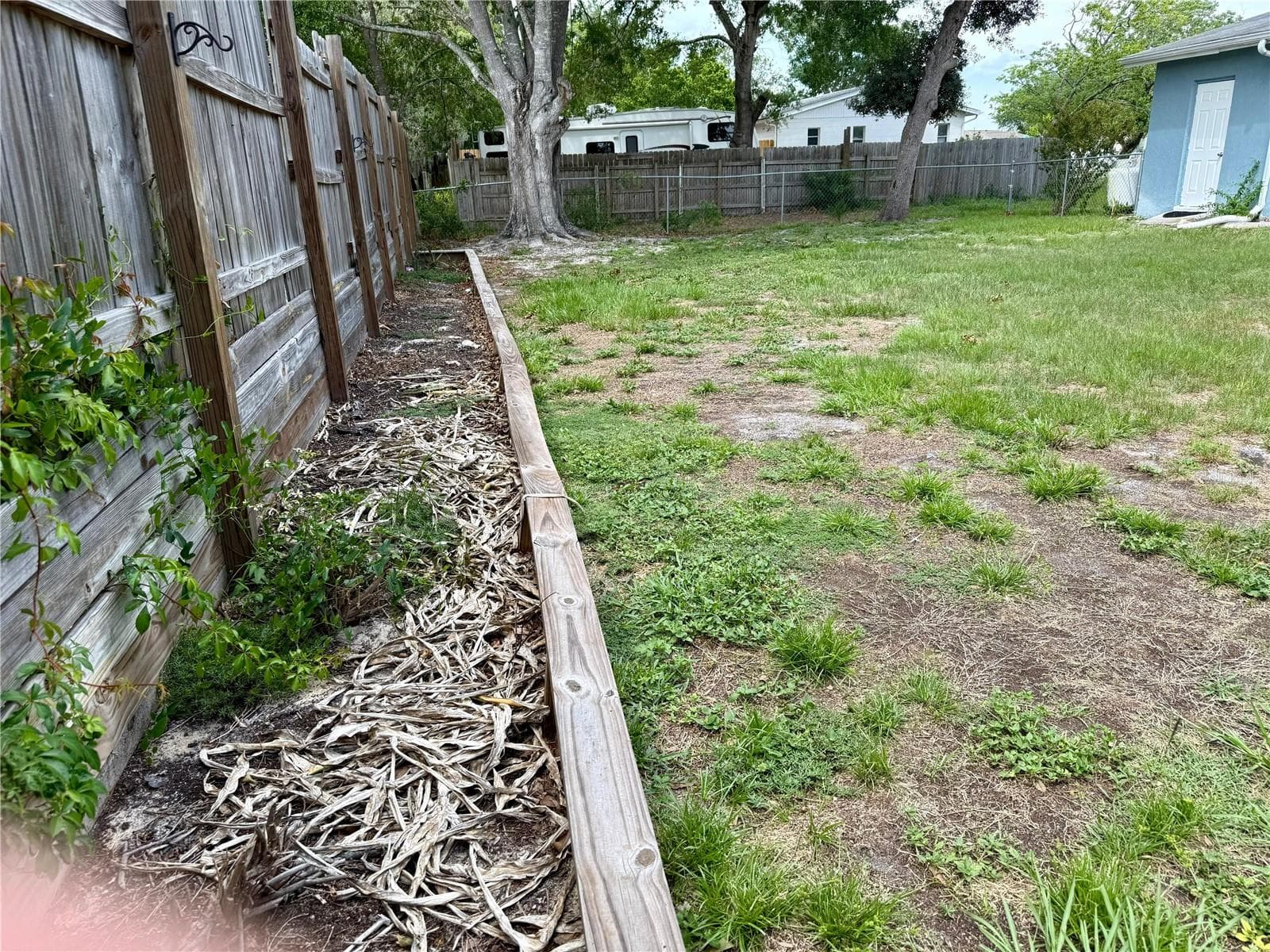 garden area - 9129 SEWELL LN, SPRING HILL