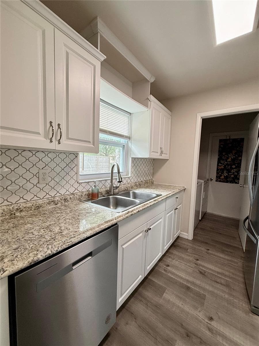 looking in kitchen for livingroom - 9129 SEWELL LN, SPRING HILL
