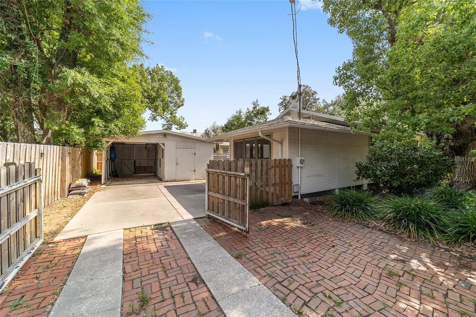 Golf cart Parking, storage area, plus ample vehicle parking - 505 SE SANCHEZ AVE, OCALA
