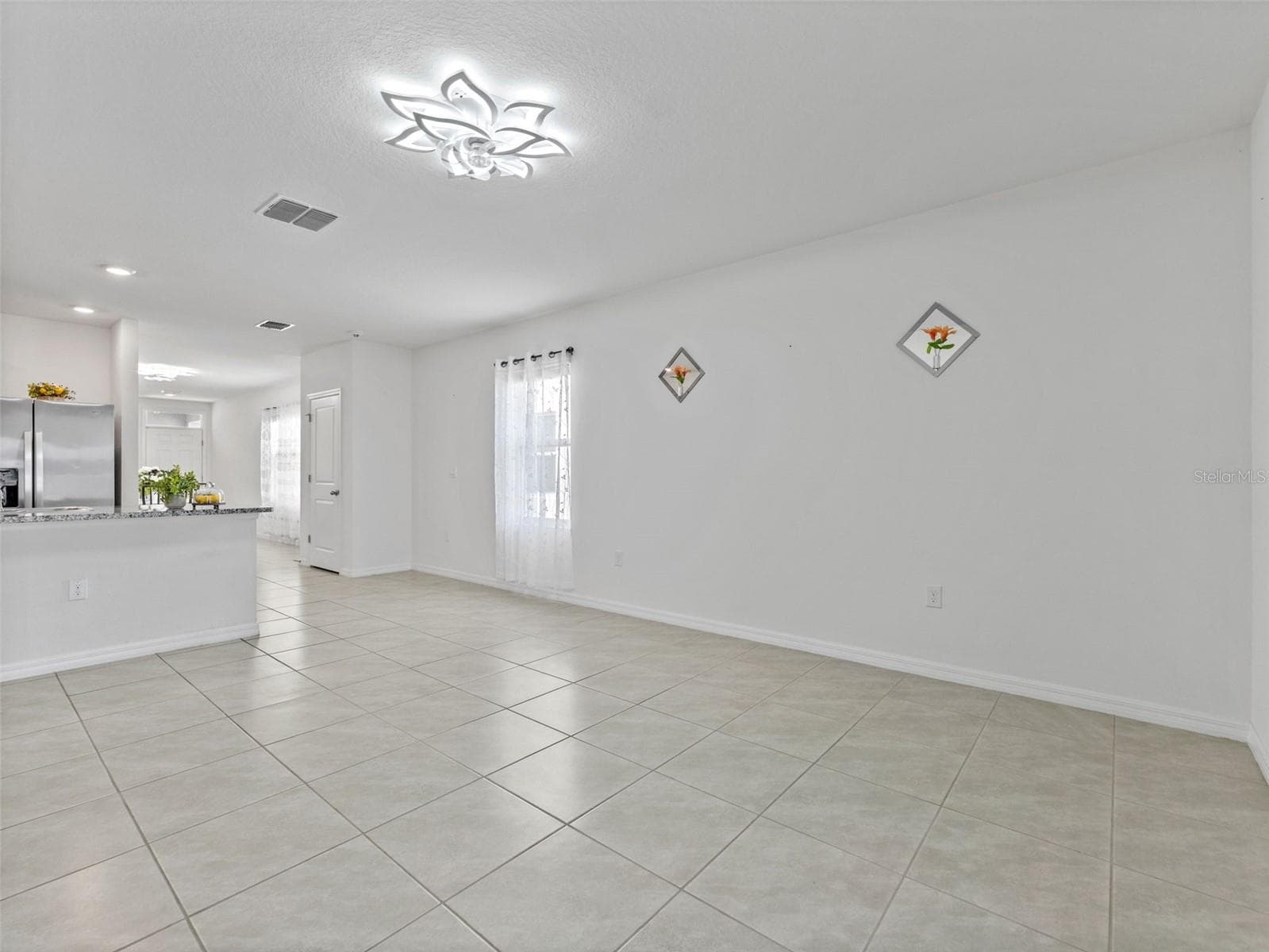 Living room without furniture. - 5782 HOLLINGWORTH TRL, WESLEY CHAPEL