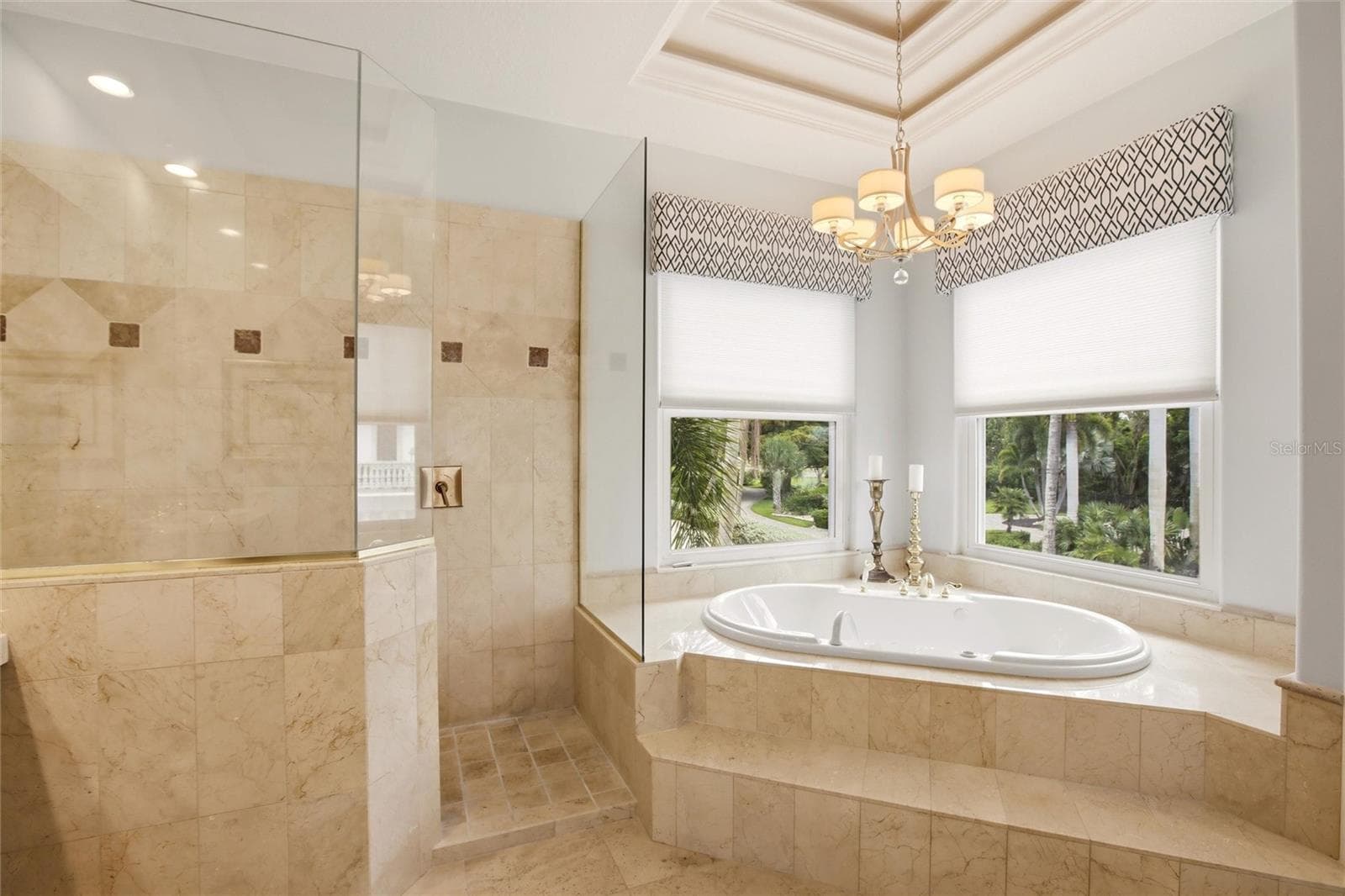 Jetted tub in the ensuite - 7524 WESTMORELAND DR, SARASOTA