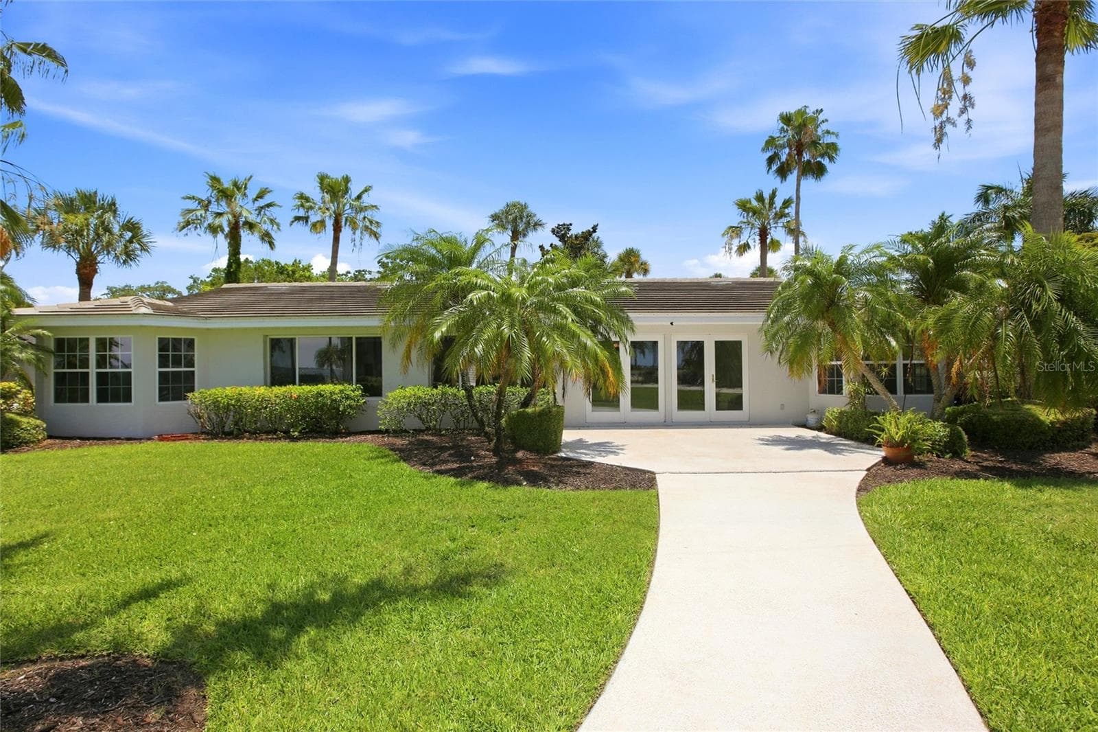 Walkway leading from the guest house to the main house - 7524 WESTMORELAND DR, SARASOTA