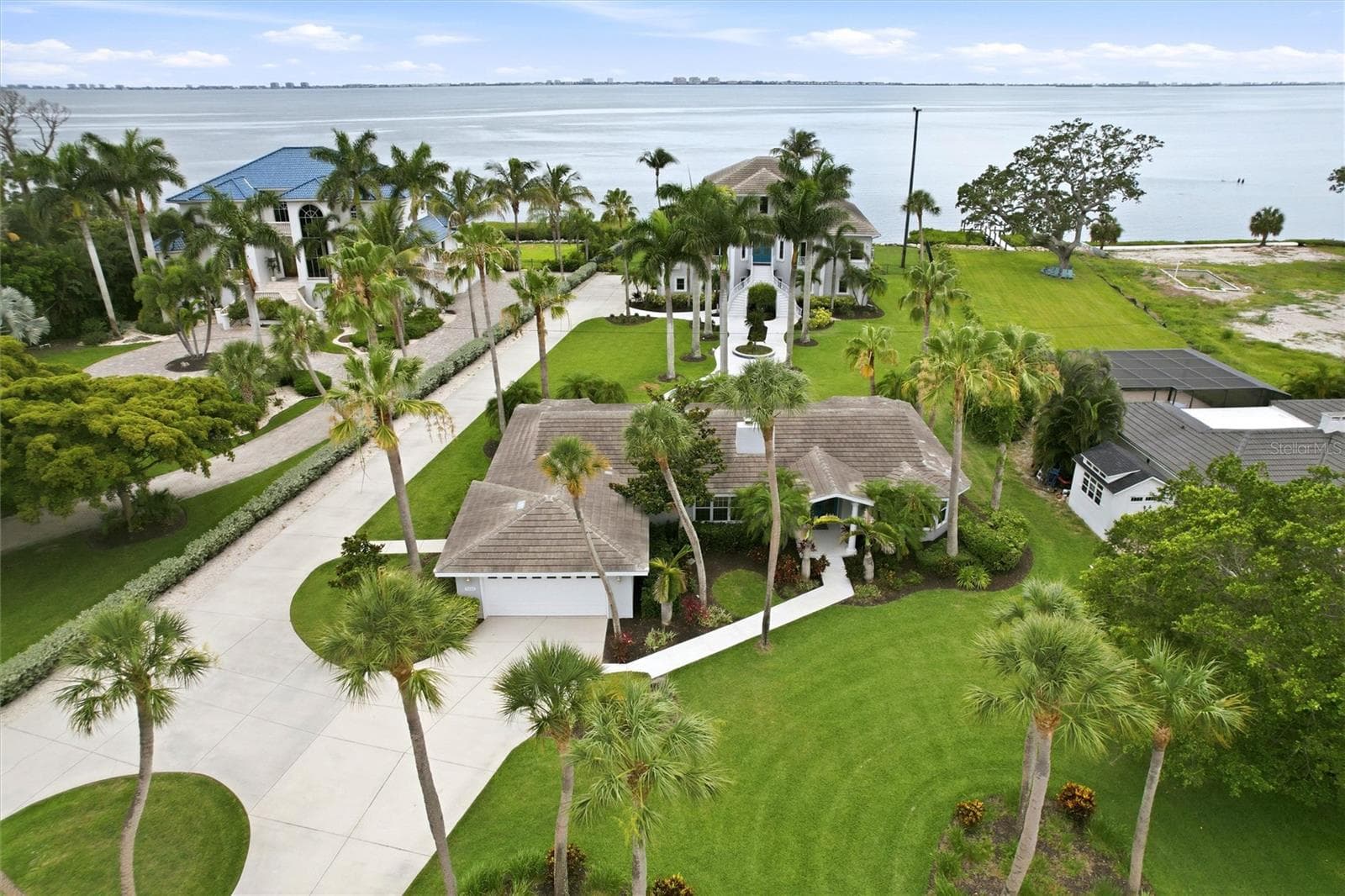 Guest house in the foreground. Main house in bachground. - 7524 WESTMORELAND DR, SARASOTA