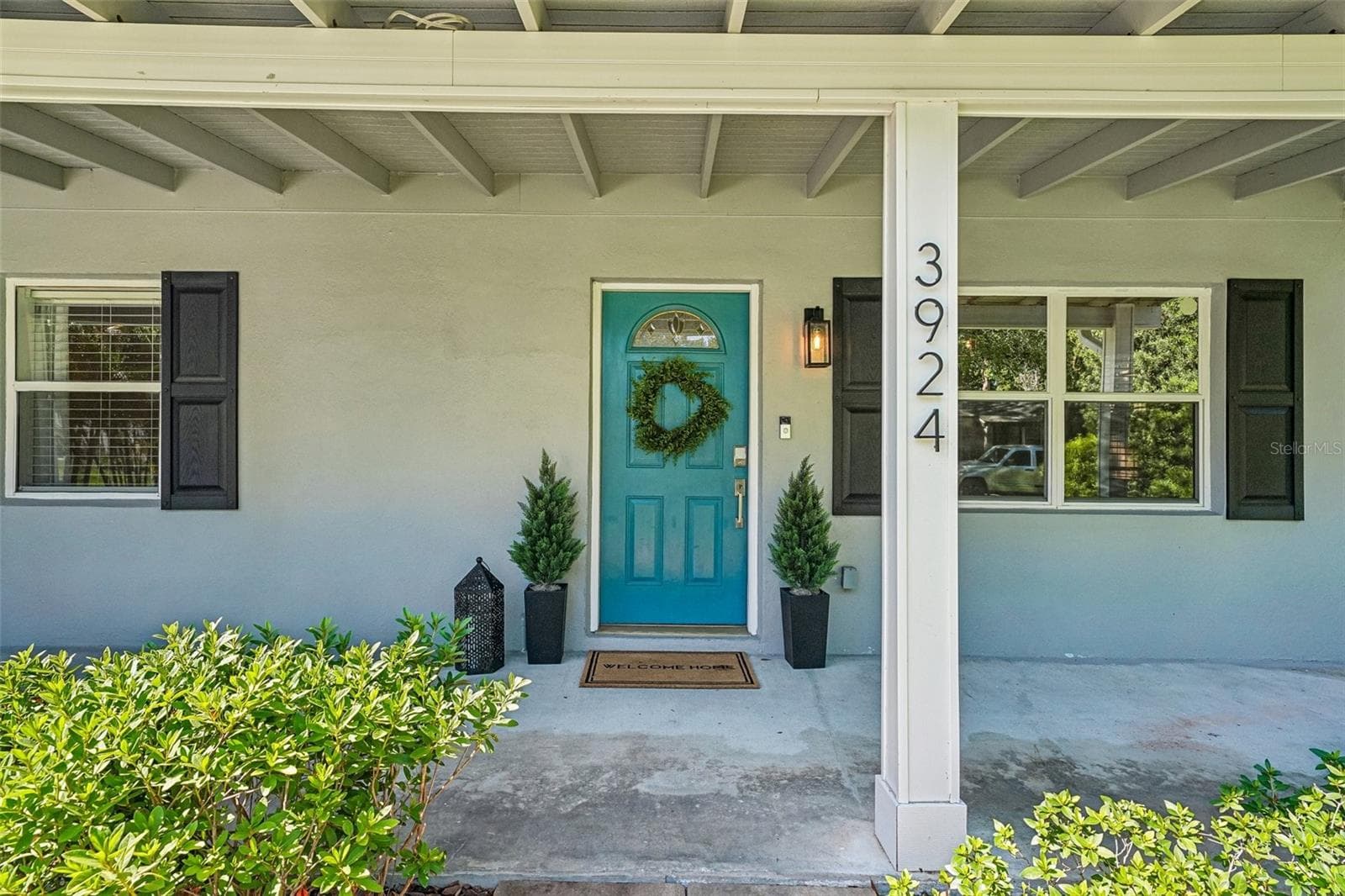 Classic covered front porch spans the front of the home. - 3924 W BAY VIEW AVE, TAMPA