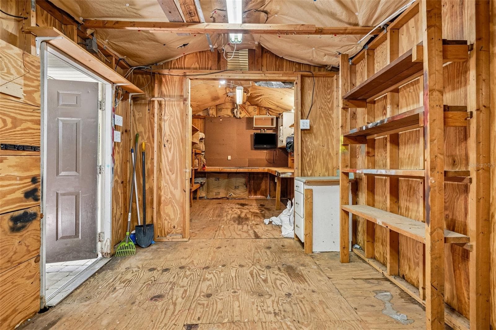 Detached workshop with shelving and A/C - 3924 W BAY VIEW AVE, TAMPA
