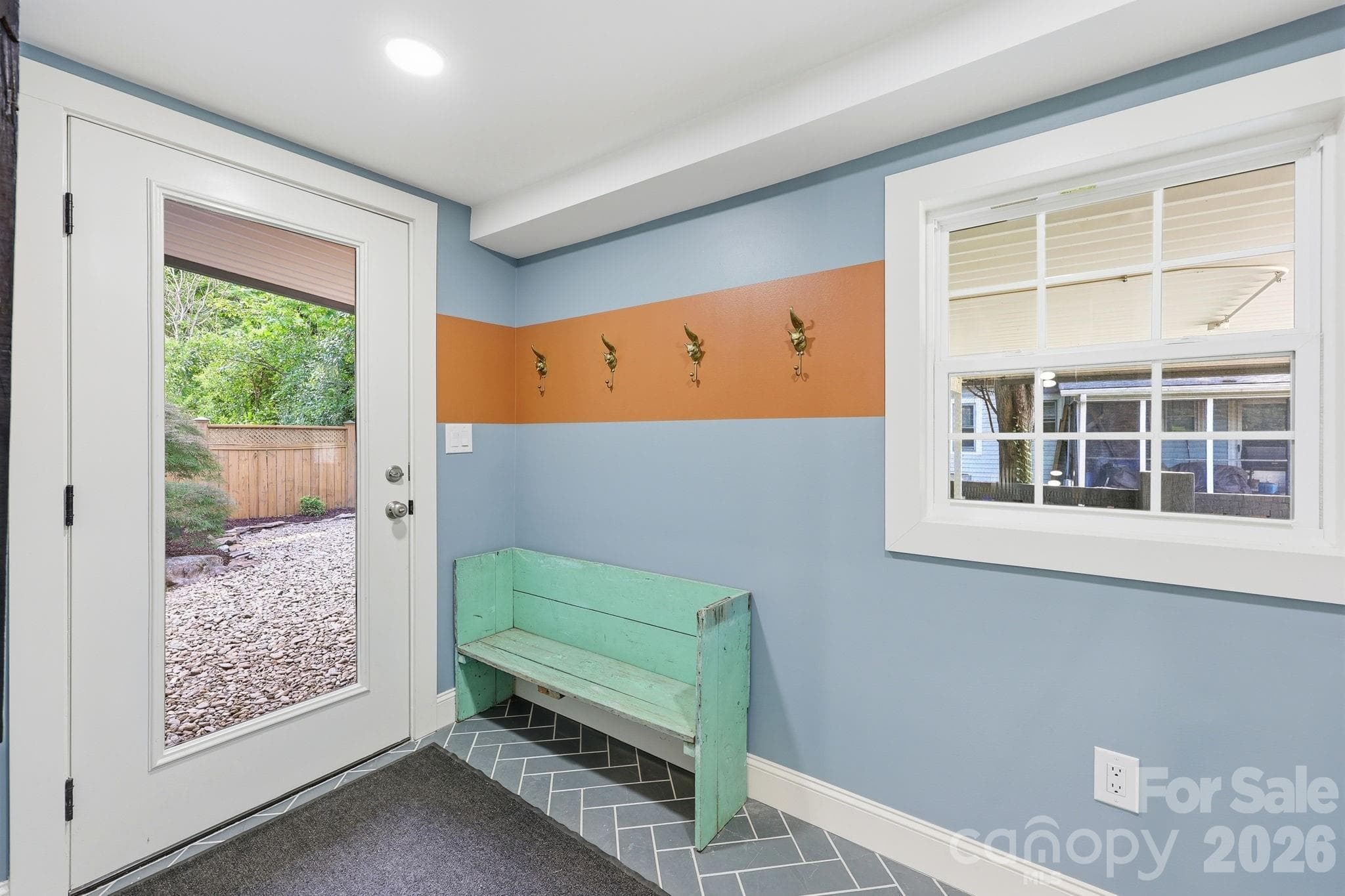 Convenient Mud Room - 327 Campus Street, Charlotte