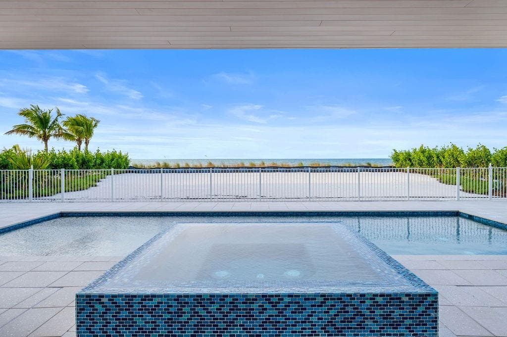 Heated saltwater spa and resort style pool - 6489 GULFSIDE RD, LONGBOAT KEY