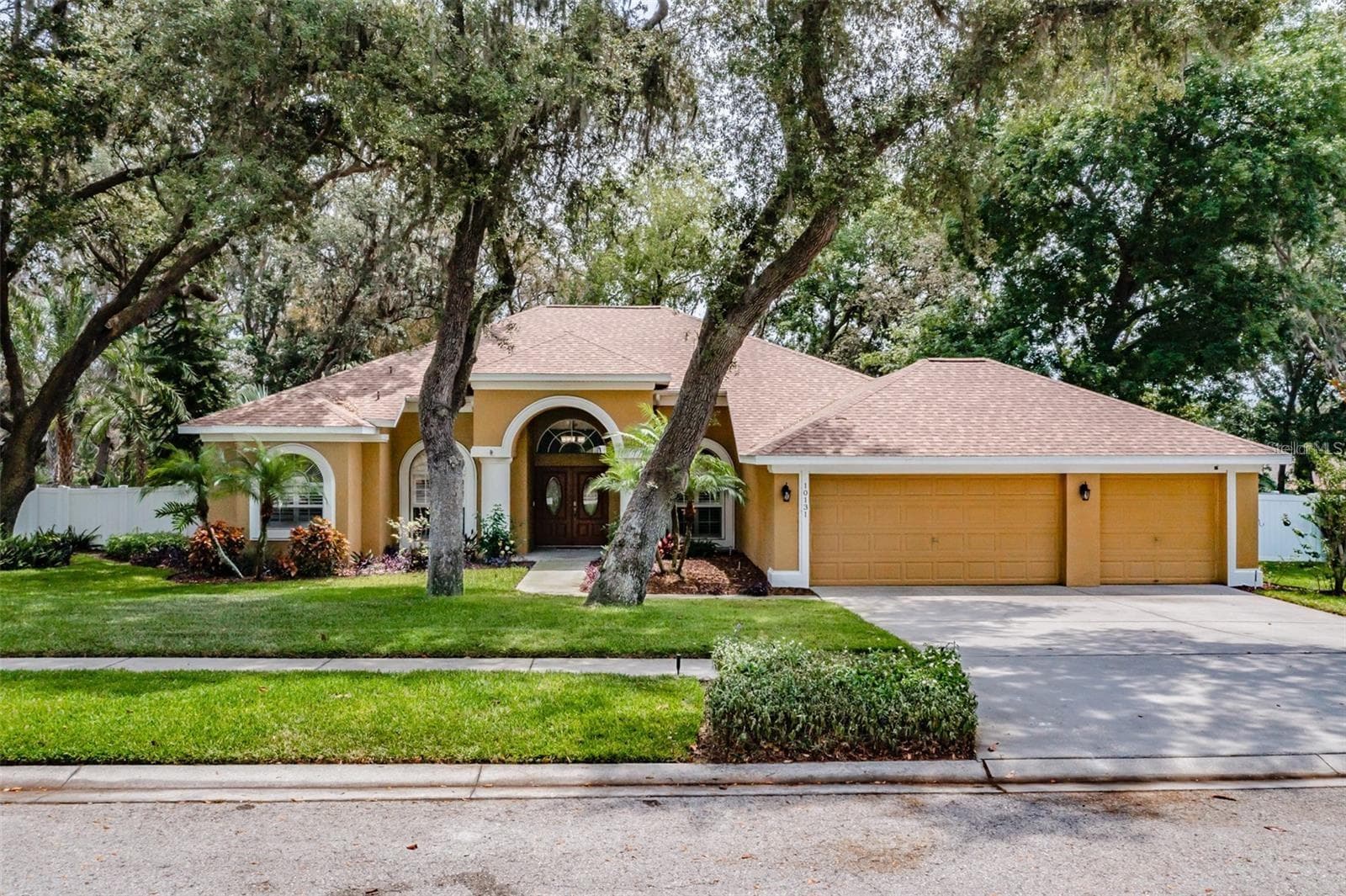 Single Family Residence at 10131 PADDOCK OAKS DR, RIVERVIEW, photo 2 of 13