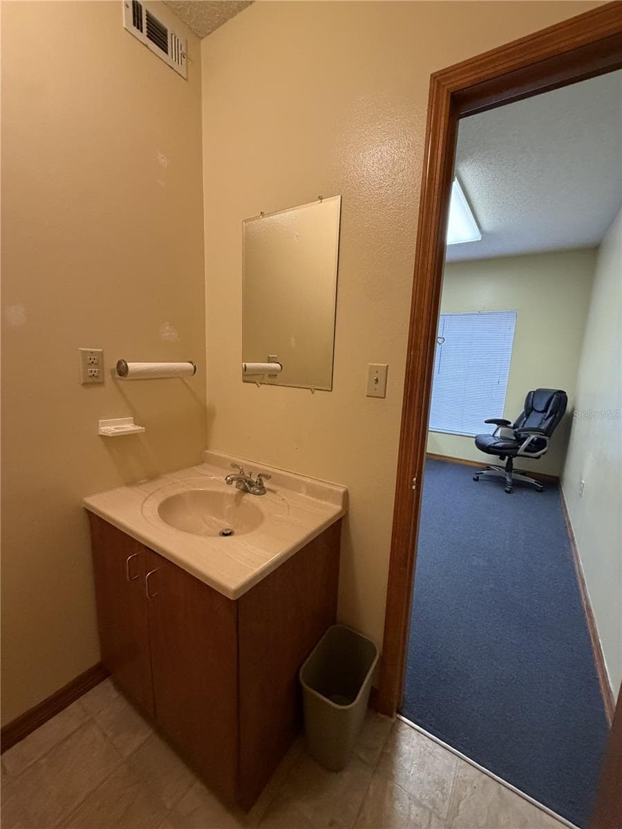 Doctor's Private Restroom - 1400 W OAK ST #C1/D2, KISSIMMEE