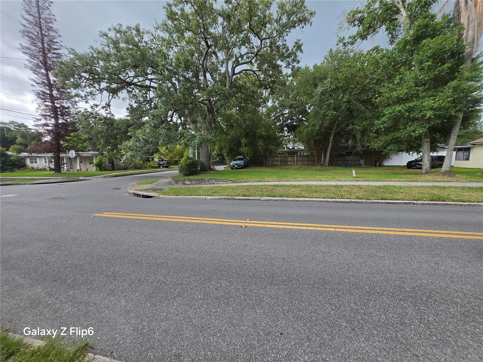 There are sidewalks on both Winter Park St. and Helen Ave. - HELEN AVE, ORLANDO