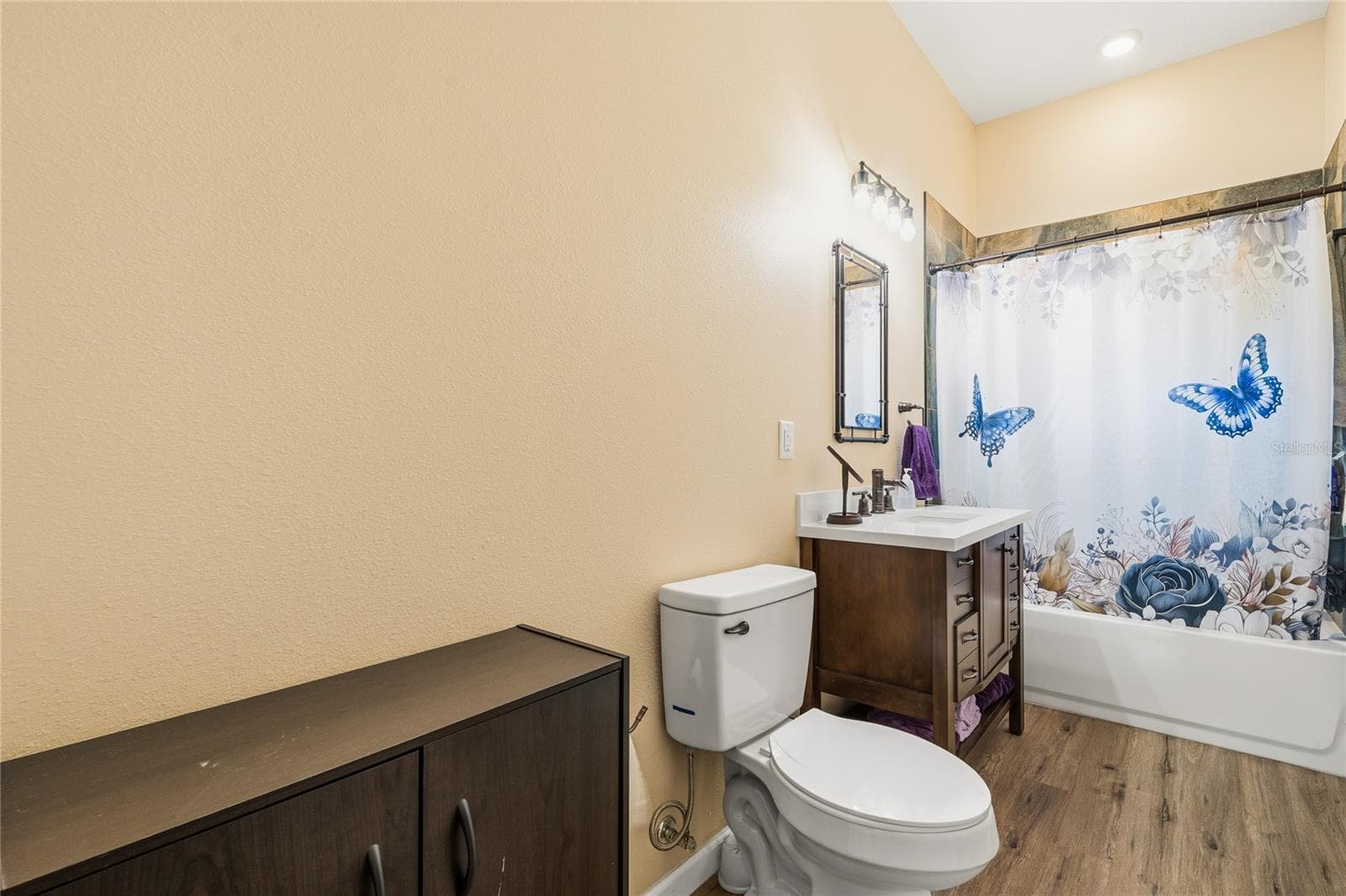 2nd Bath - 135 LINDA SUE DR, LAKE HELEN