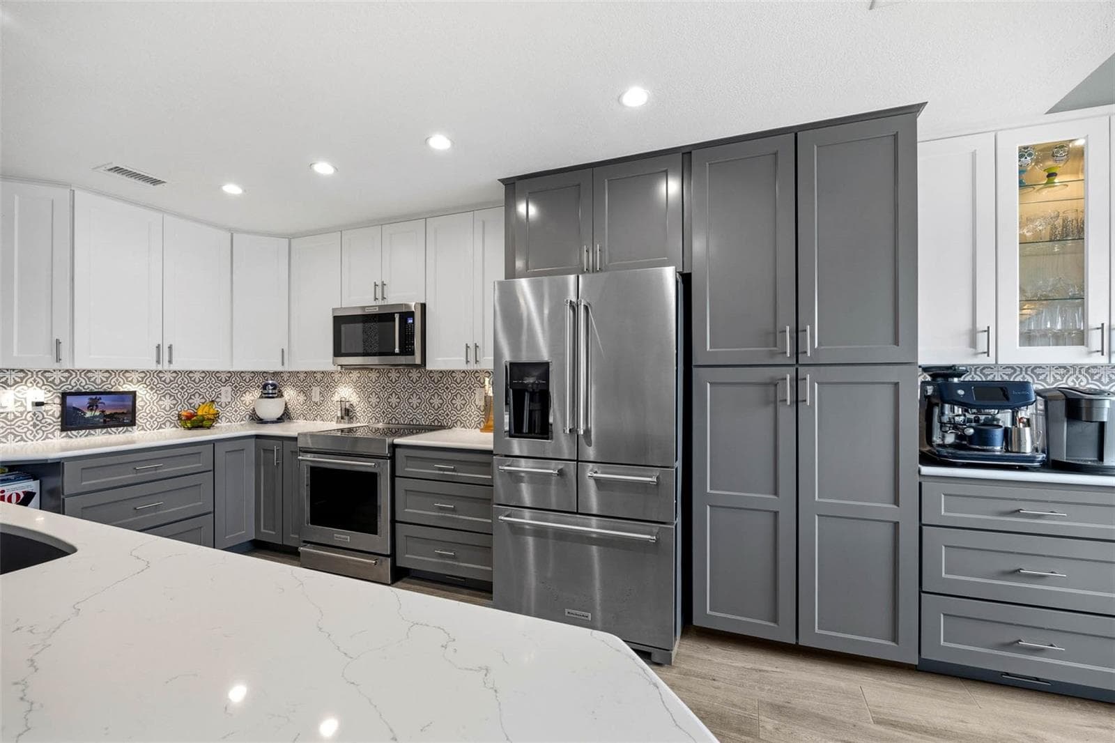Kitchen cabinets go to the ceiling for maximum storage potential! - 2395 HANOVER DR, DUNEDIN