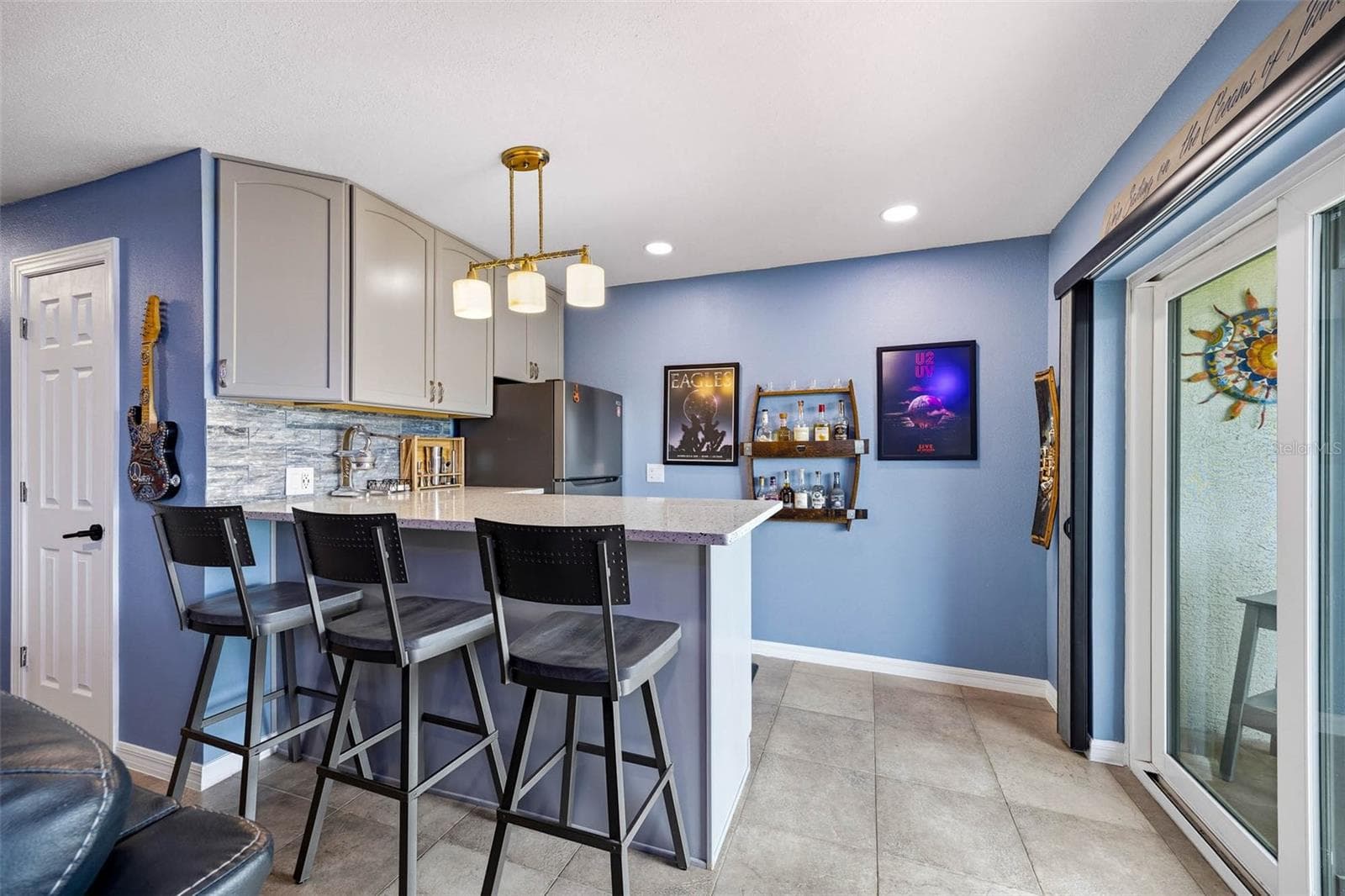 Ground floor bar area, perfect for hanging out after a day out on your boat! - 2395 HANOVER DR, DUNEDIN