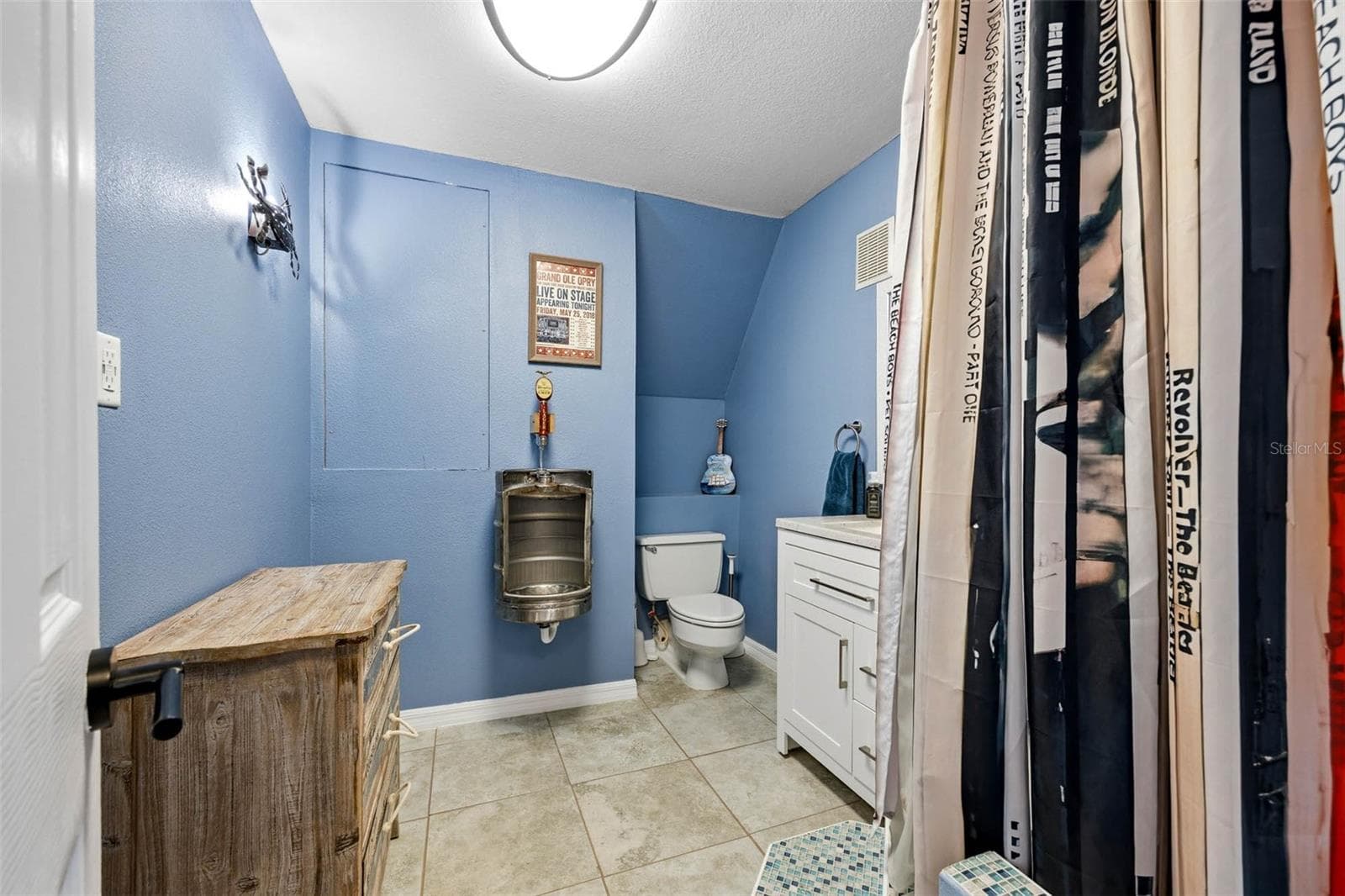 Full bathroom on the ground floor, ideal for rinsing off after a day on the water! - 2395 HANOVER DR, DUNEDIN