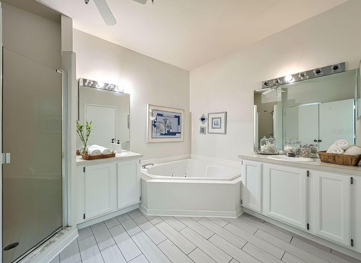 Master suite with garden tub and separate walk-in shower stall - 3022 COTTAGE GROVE CT #1807, ORLANDO