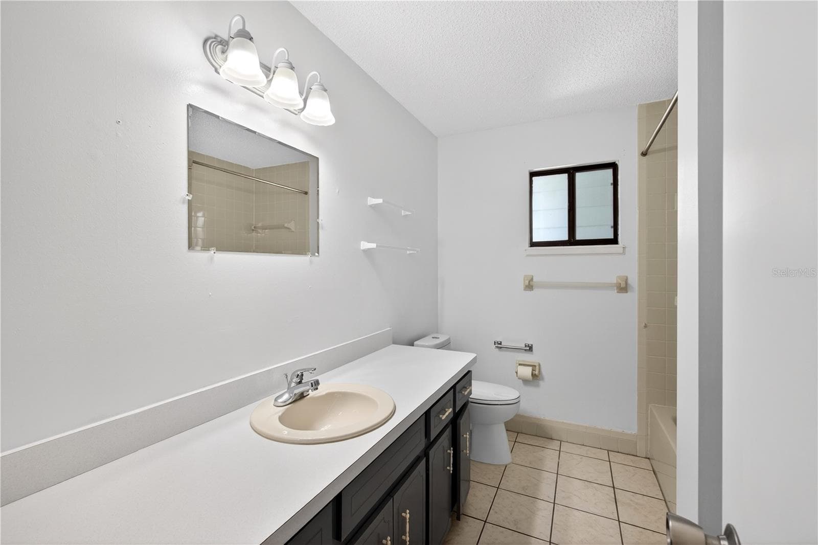Guest Bathroom - 8972 SW 103RD LN, OCALA
