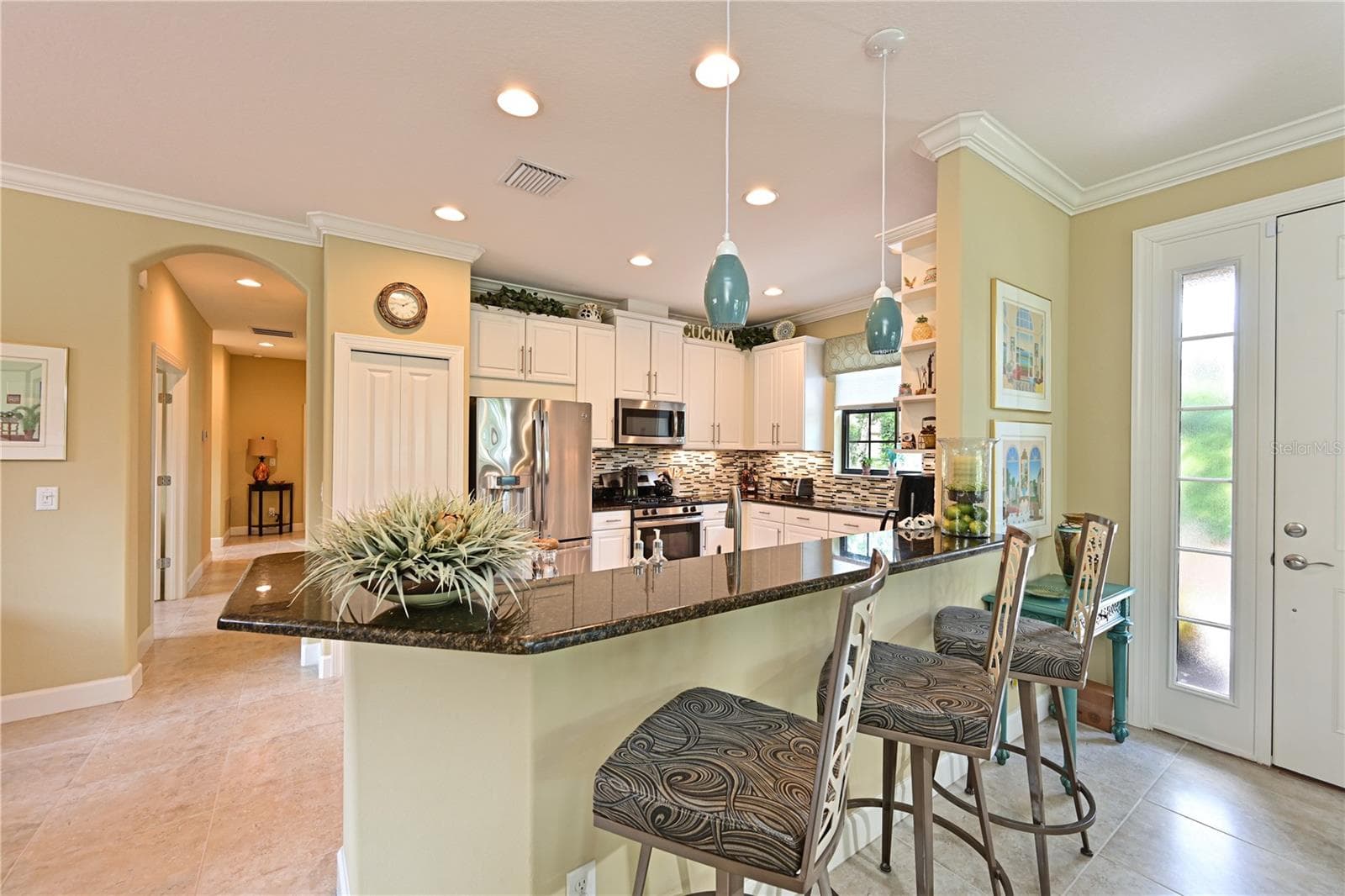 Ample countertop seating - 5007 SERATA DR, BRADENTON