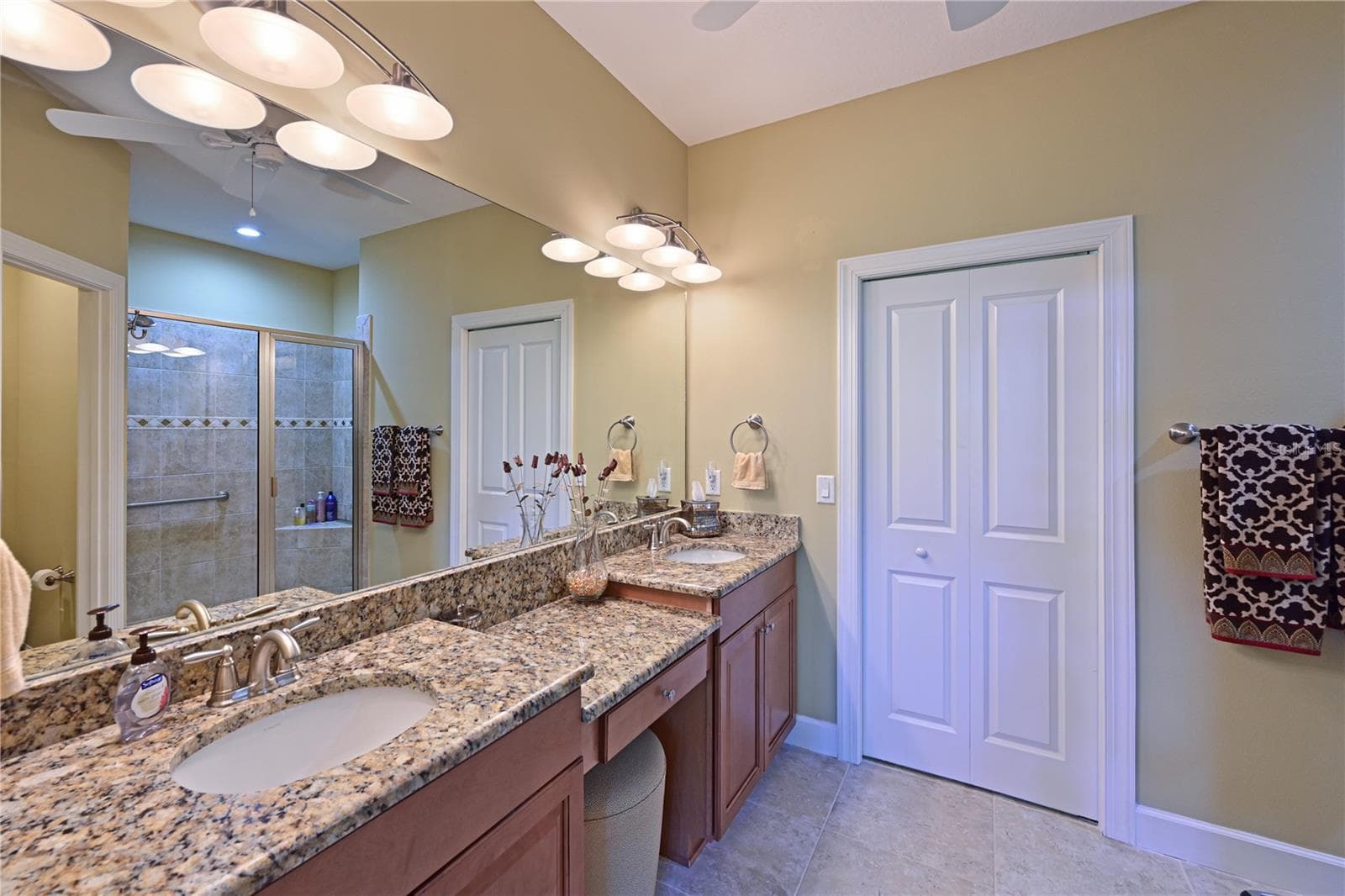 Owner's ensuite bathroom with dual vanities - 5007 SERATA DR, BRADENTON