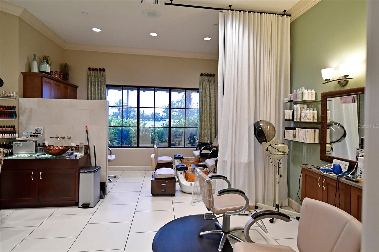 Salon - 5007 SERATA DR, BRADENTON