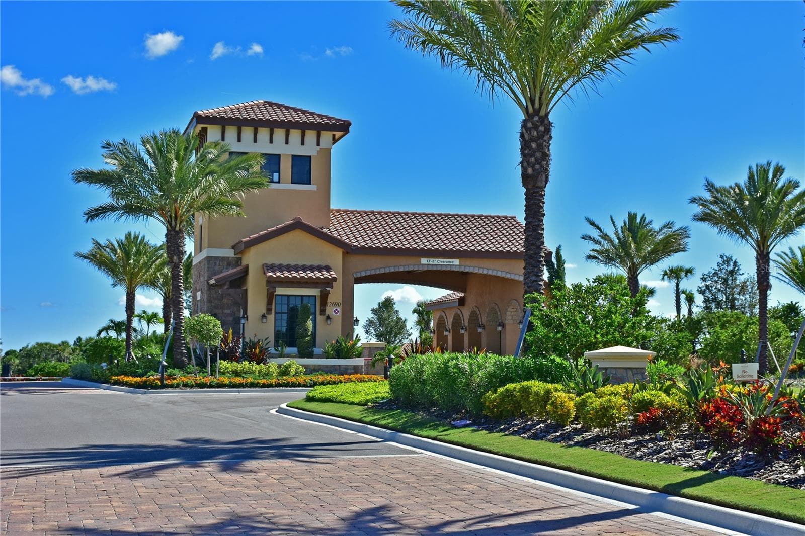 Guarded gate entrance - 5007 SERATA DR, BRADENTON