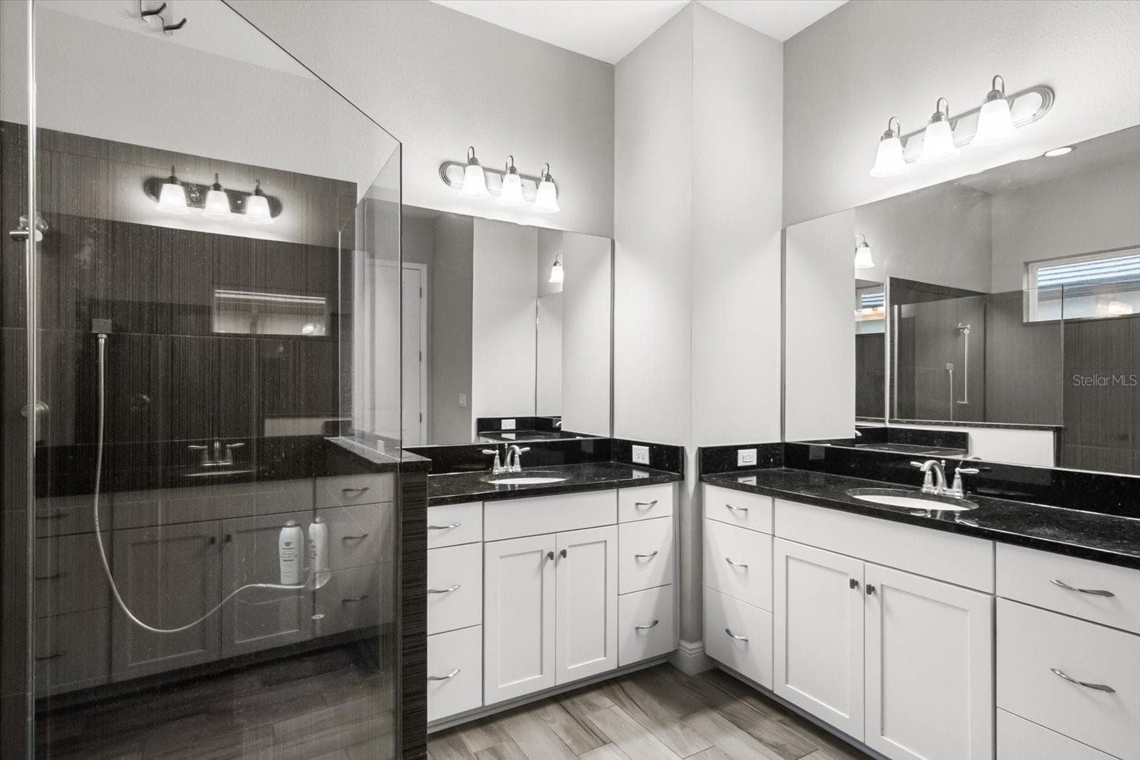 Primary bathroom with separate dual sinks - 6325 RIVO LAKES BLVD, SARASOTA