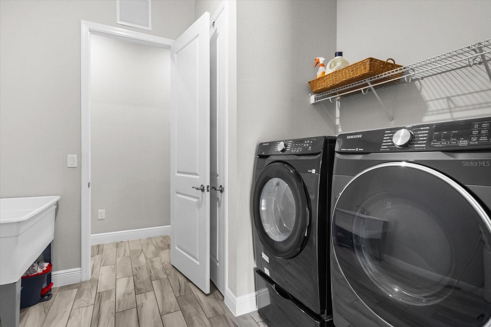 Laundry room with sink - 6325 RIVO LAKES BLVD, SARASOTA