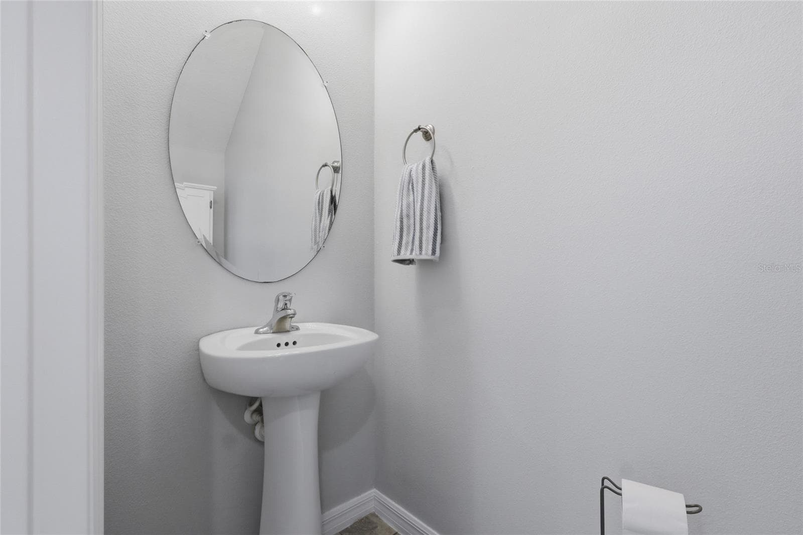 Convenient first floor powder room with pedestal sink - 7005 GRAND ELM DR, RIVERVIEW