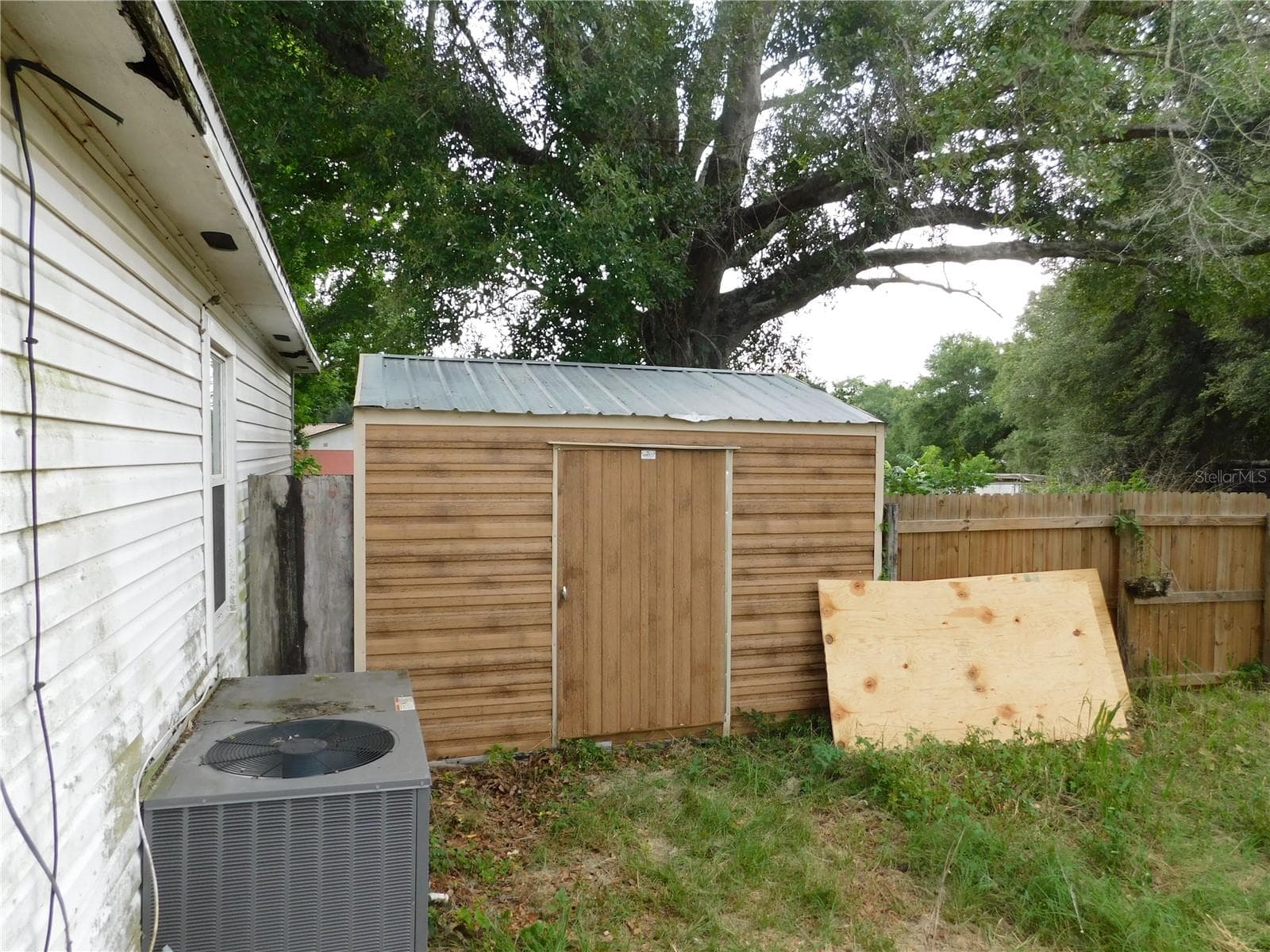 Storage shed like new condition in fenced yard of the first home - 30501 CLEARVIEW DR, WESLEY CHAPEL