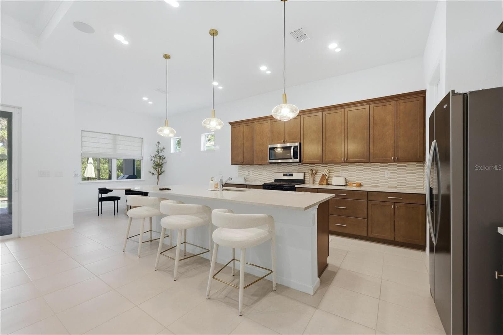 Kitchen and breakfast bar - 29248 CORAL HARBOUR DR, ENGLEWOOD