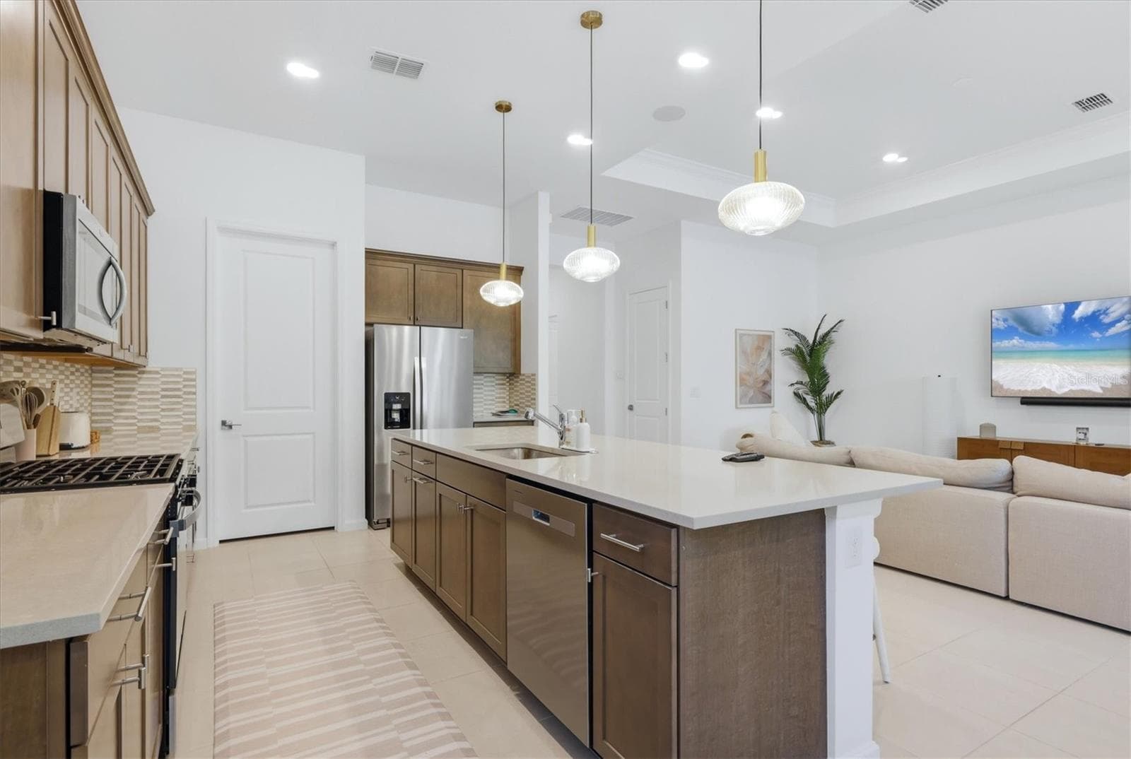 Kitchen and breakfast bar - 29248 CORAL HARBOUR DR, ENGLEWOOD
