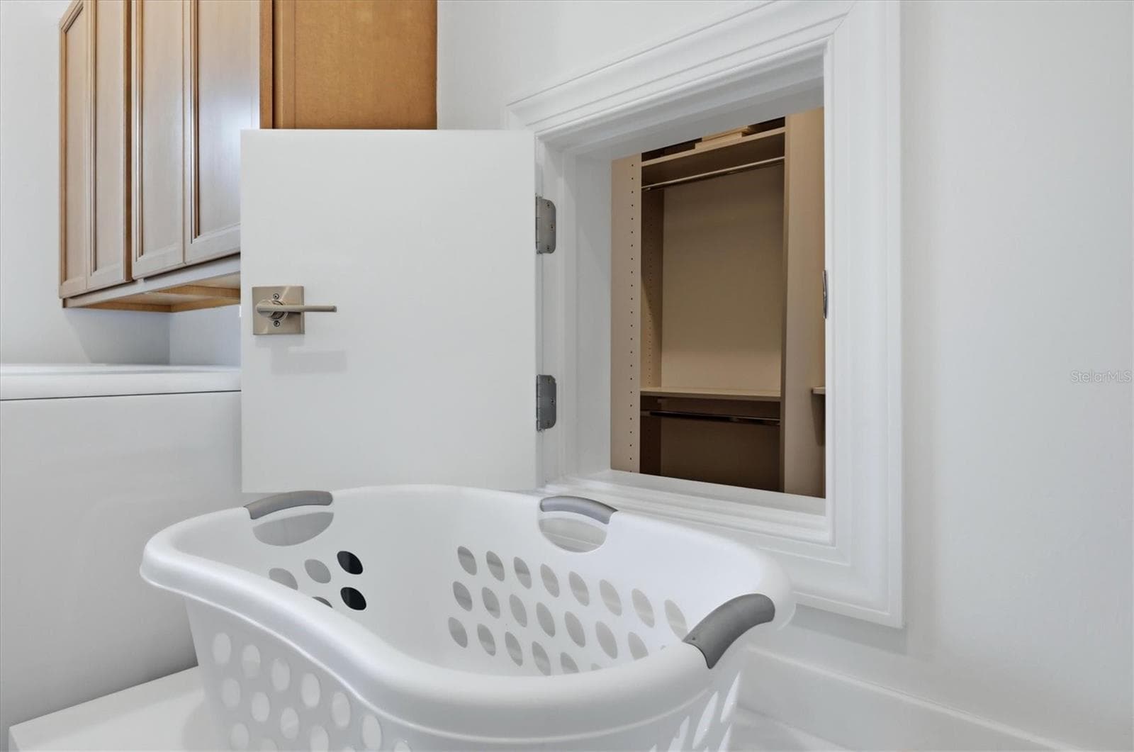 Laundry pass through to primary closet - 29248 CORAL HARBOUR DR, ENGLEWOOD