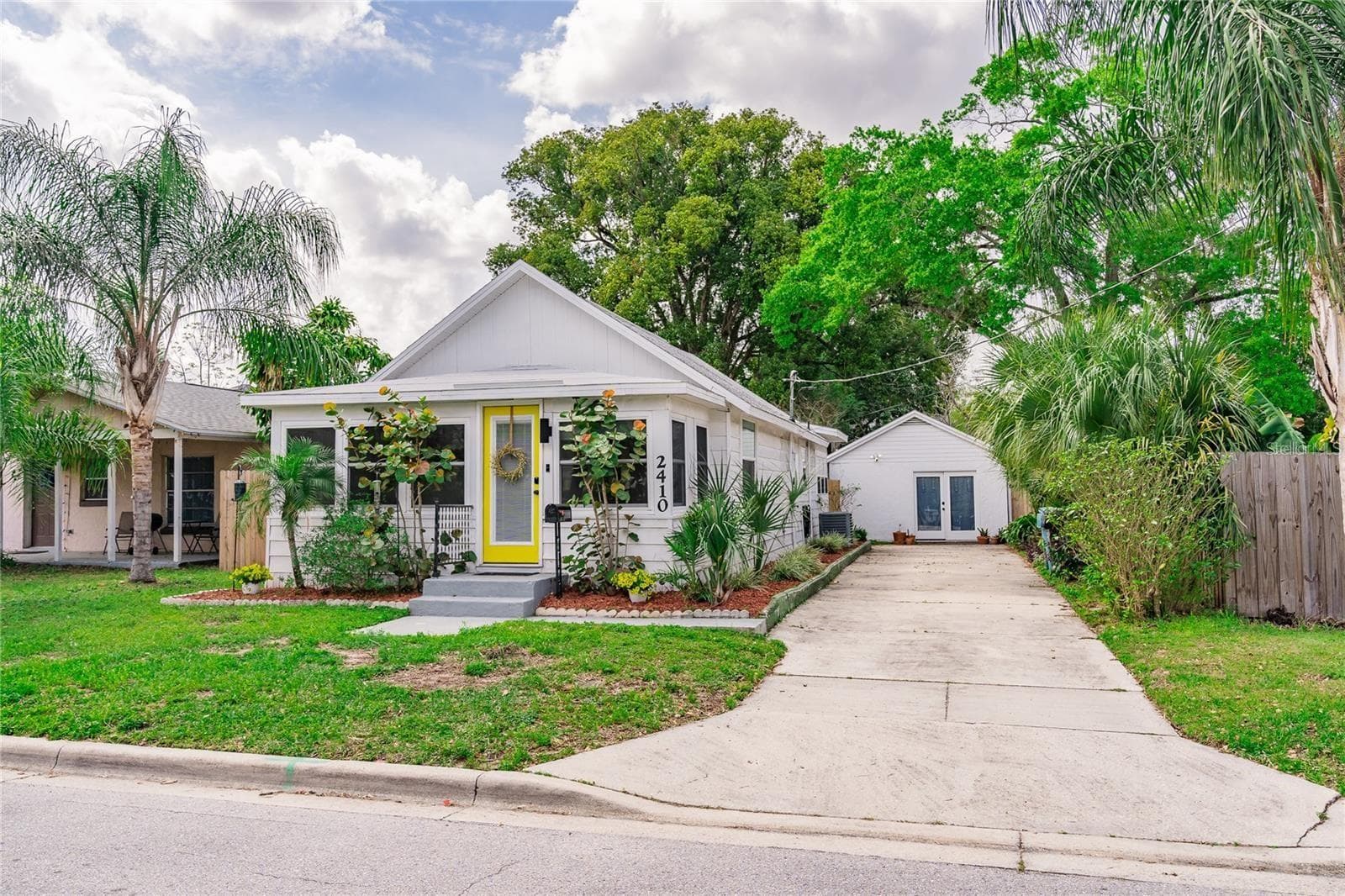 Single Family Residence at 2410 CENTER AVE, ORLANDO, photo 2 of 37
