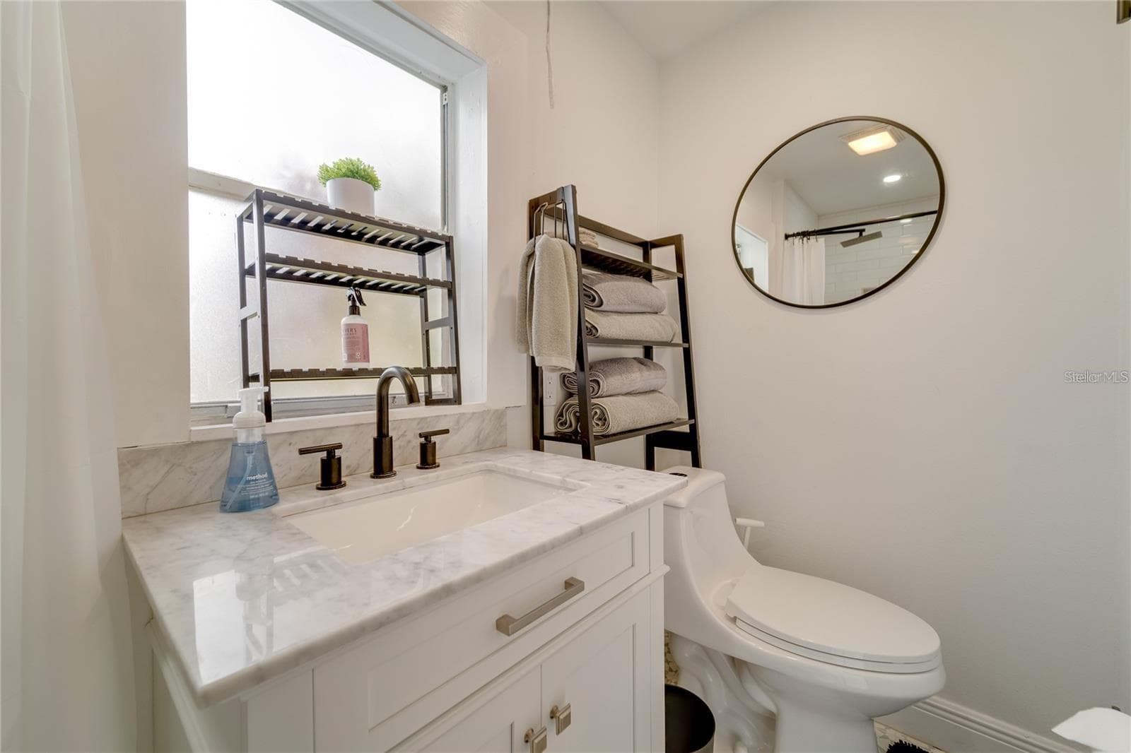 Guest House Full Bathroom - 2410 CENTER AVE, ORLANDO