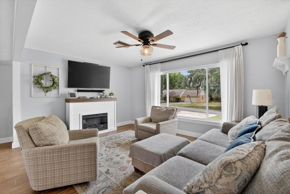 Single Family Residence at 115 W BRENTRIDGE DR, BRANDON, photo 17 of 56