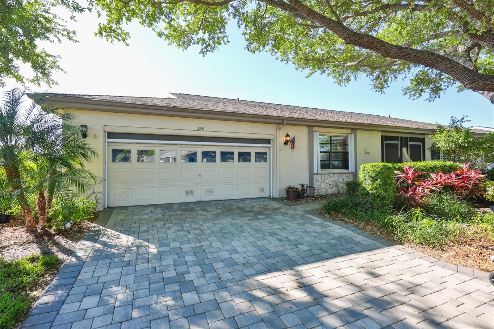 2611 LANCASTER DR #33