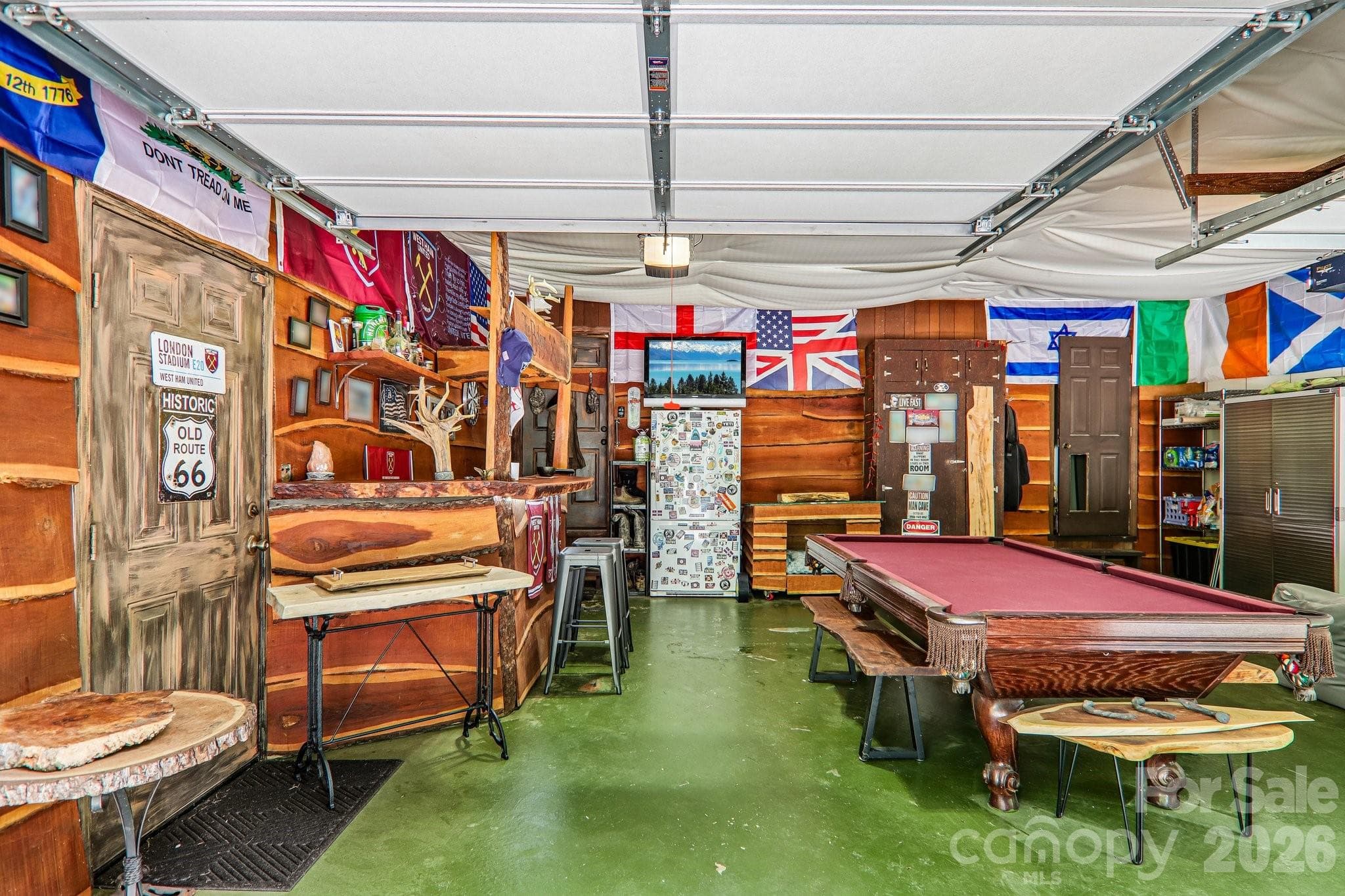 Garage, use as your own entertainment area - Hendersonville