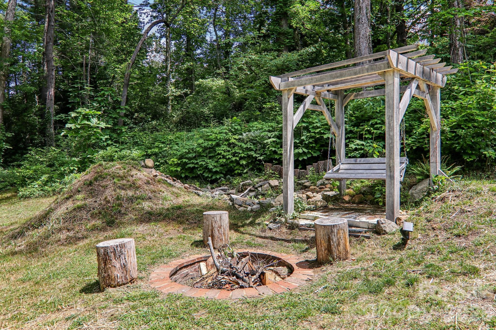 Fire pit and swing - Hendersonville
