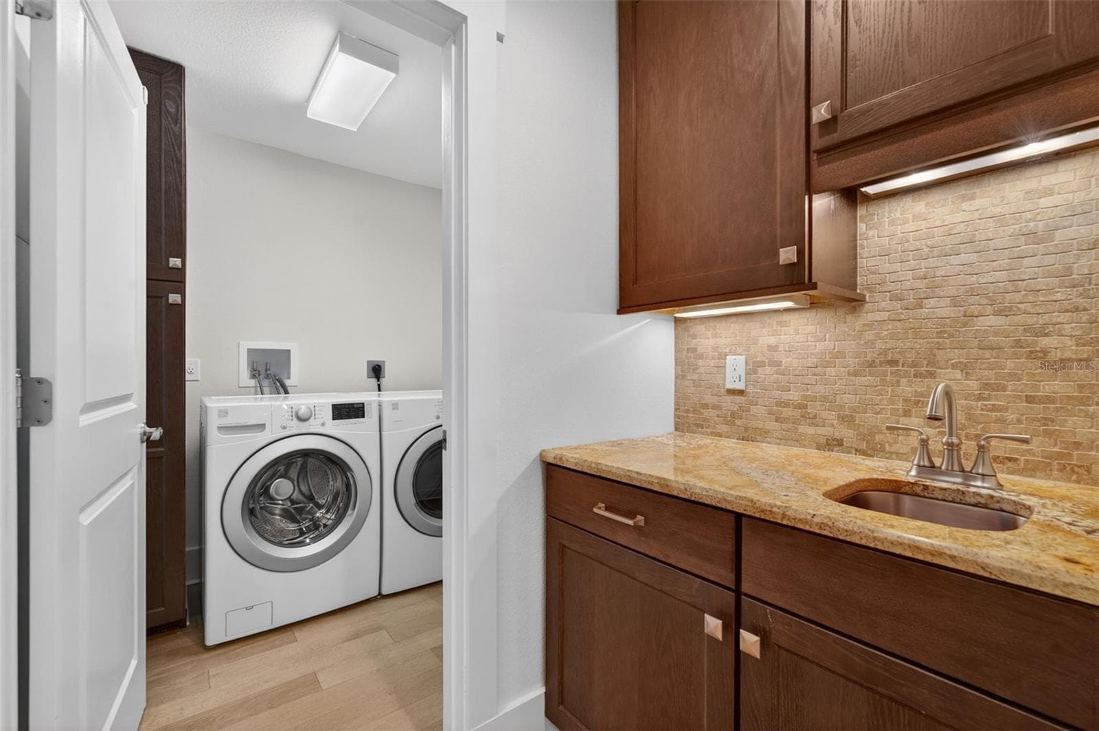 Wet bar off of kitchen - 1265 ARLINGTON PL, WINTER PARK