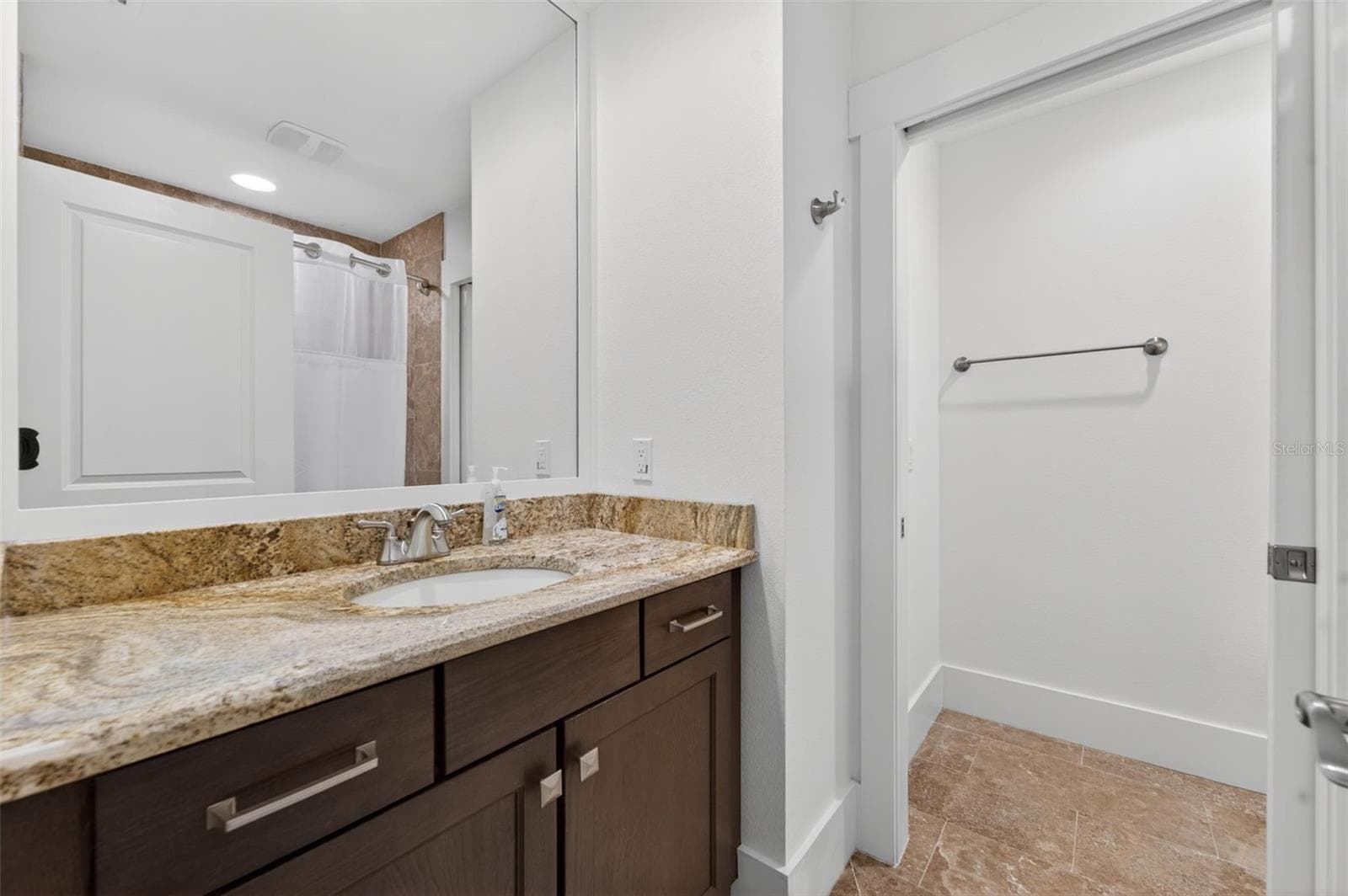 Full hall bathroom - 1265 ARLINGTON PL, WINTER PARK