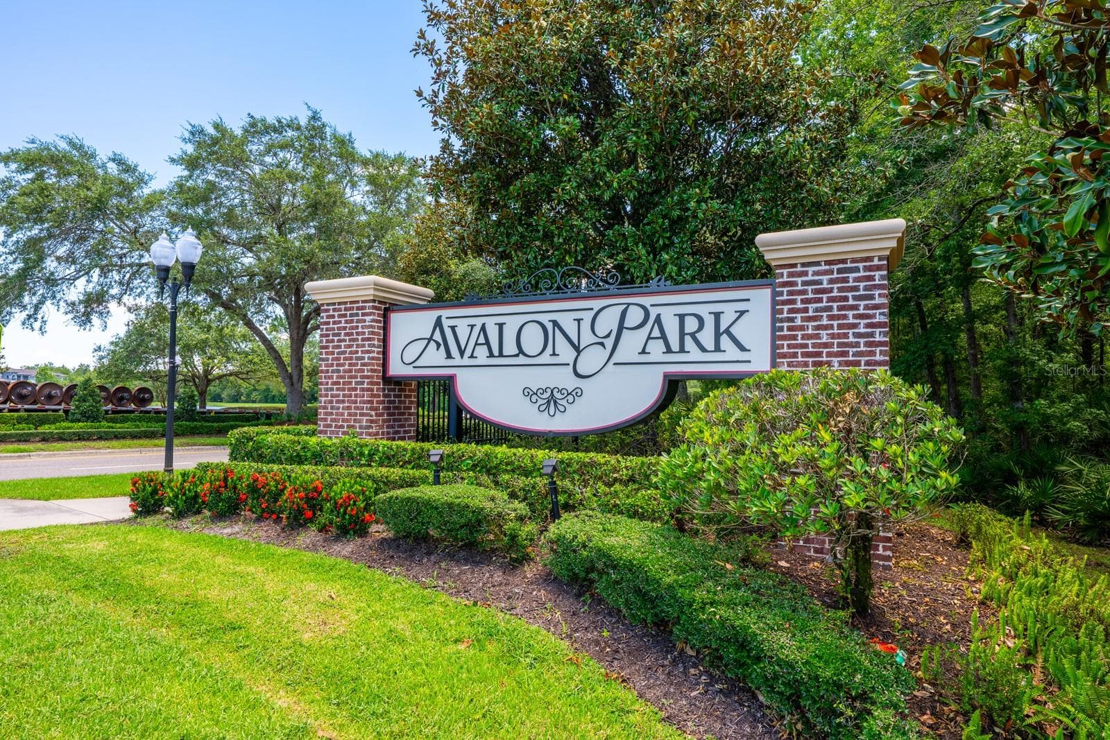 Enjoy the vibrant Avalon Park lifestyle in this BEAUTIFULLY MAINTAINED 3-bedroom, 2.5-bath townhome ideally located in sought-after Avalon Park Northwest Village. - 2564 ABEY BLANCO DR, ORLANDO