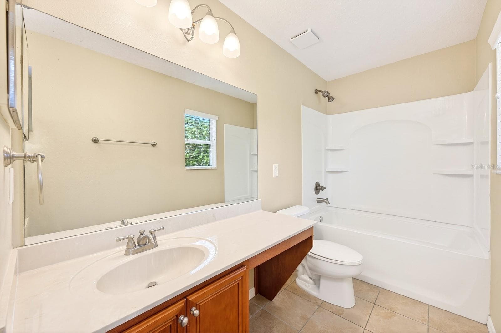 Two additional bedrooms share a SECOND FULL BATHROOM. - 2564 ABEY BLANCO DR, ORLANDO