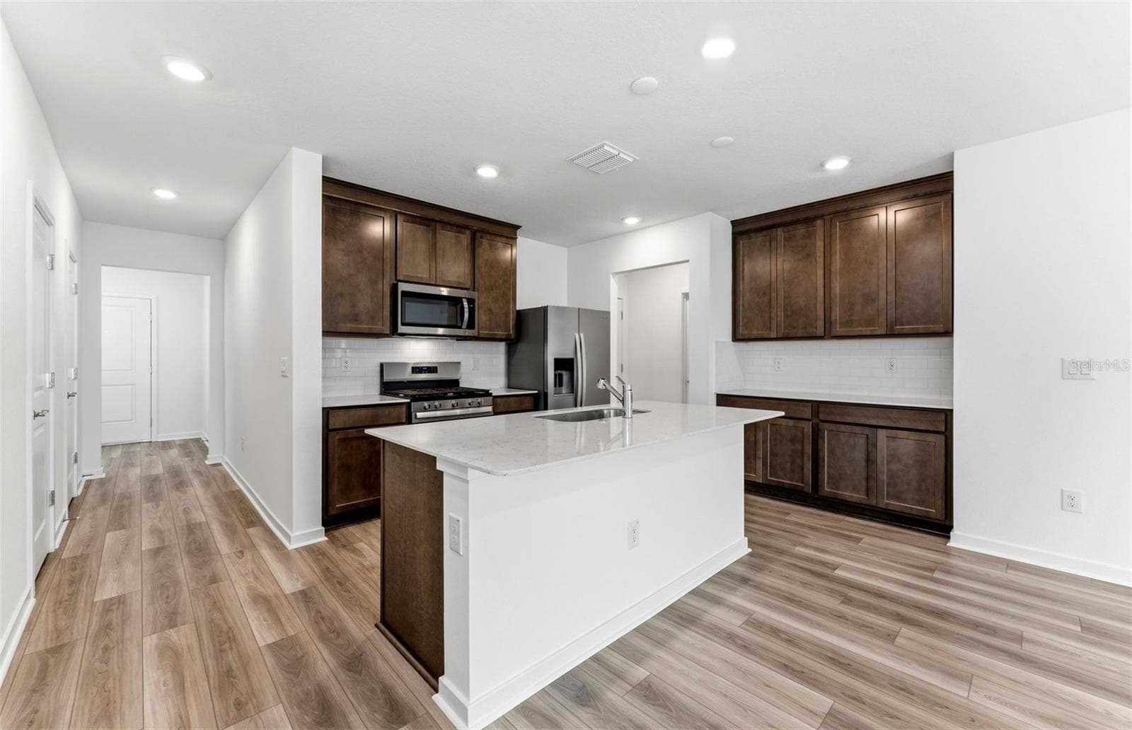 Stylish Kitchen - 33452 BINDING TIES LN, WESLEY CHAPEL