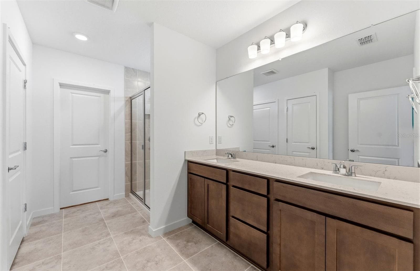 Owner's Bath w/Dual Sinks - 33452 BINDING TIES LN, WESLEY CHAPEL