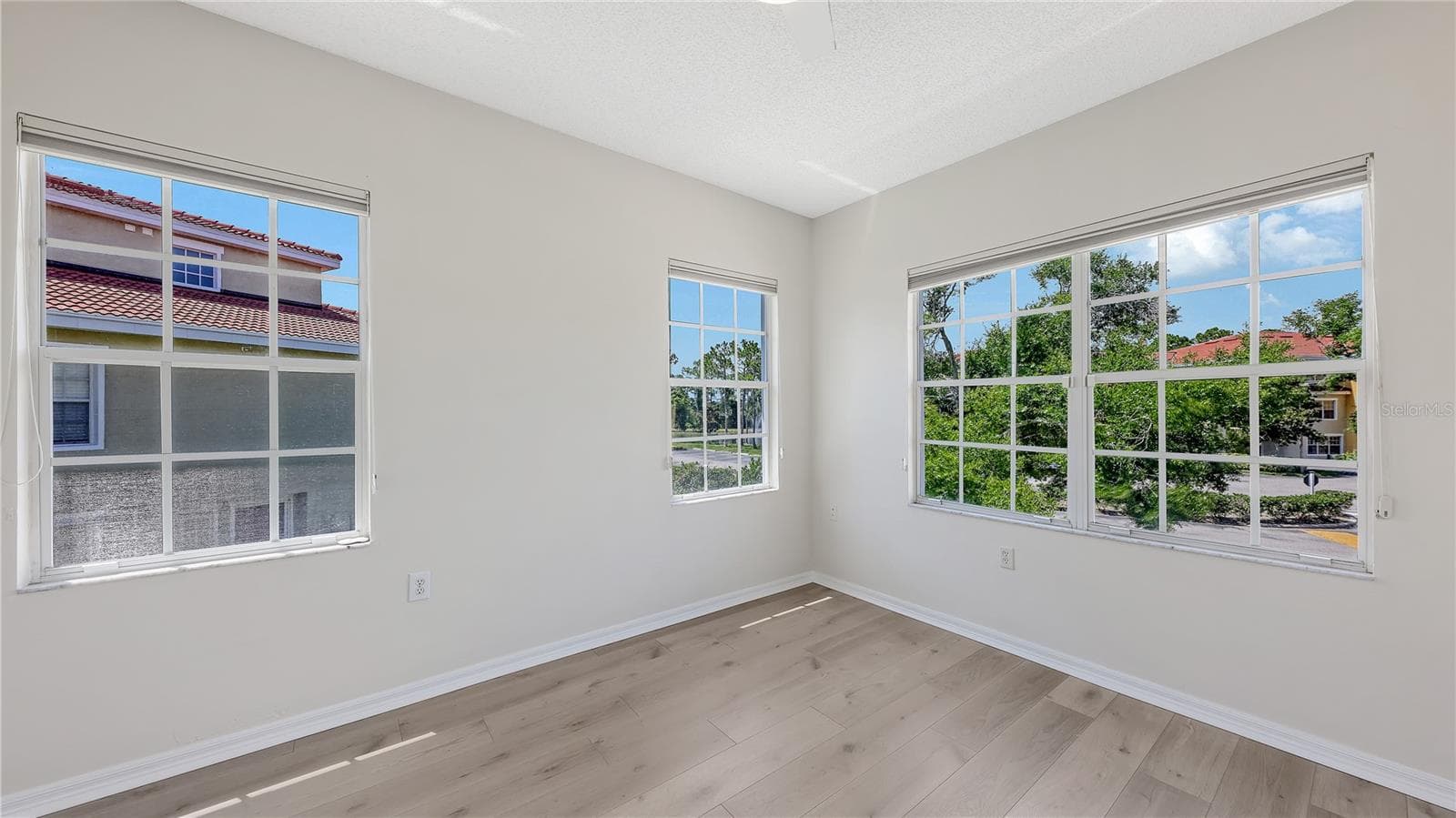 Corner unit with extra windows for more sunshine. - 5551 BENTGRASS DR #11-117, SARASOTA
