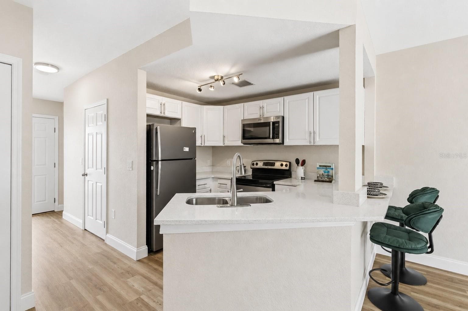 Townhouse at 4234 TYLER CIR N ##102B, ST PETERSBURG, photo 6 of 19