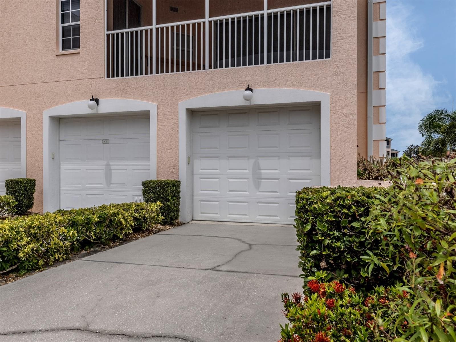 Impact garage door - 1505 GONDOLA PARK DR #1505, VENICE