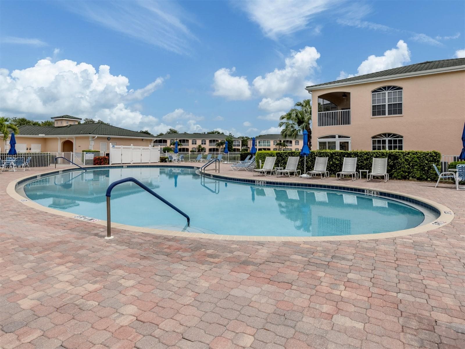Community pool - 1505 GONDOLA PARK DR #1505, VENICE