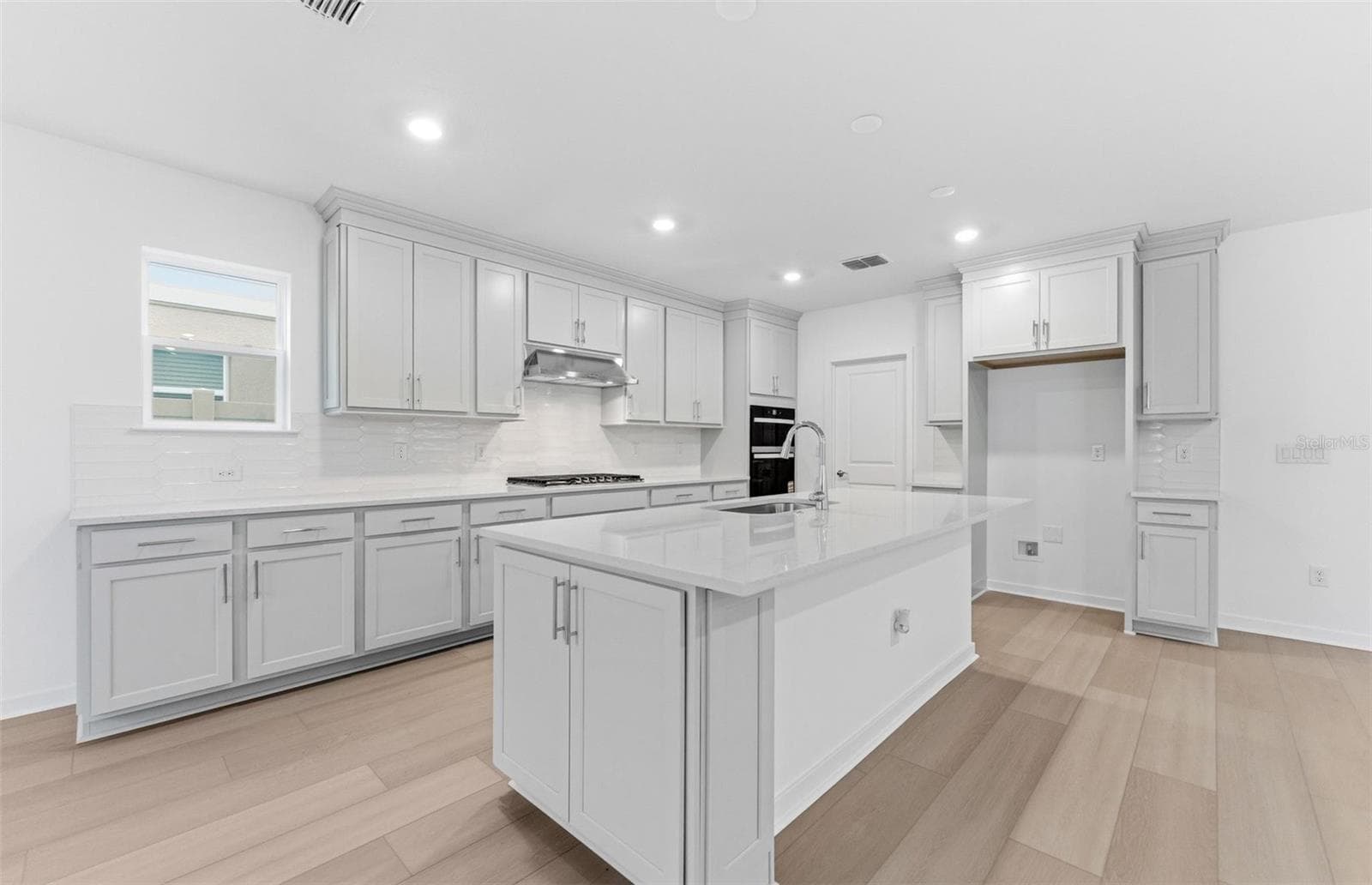 Stylish Built-In Kitchen - 33426 BARNEBROOK DR, WESLEY CHAPEL