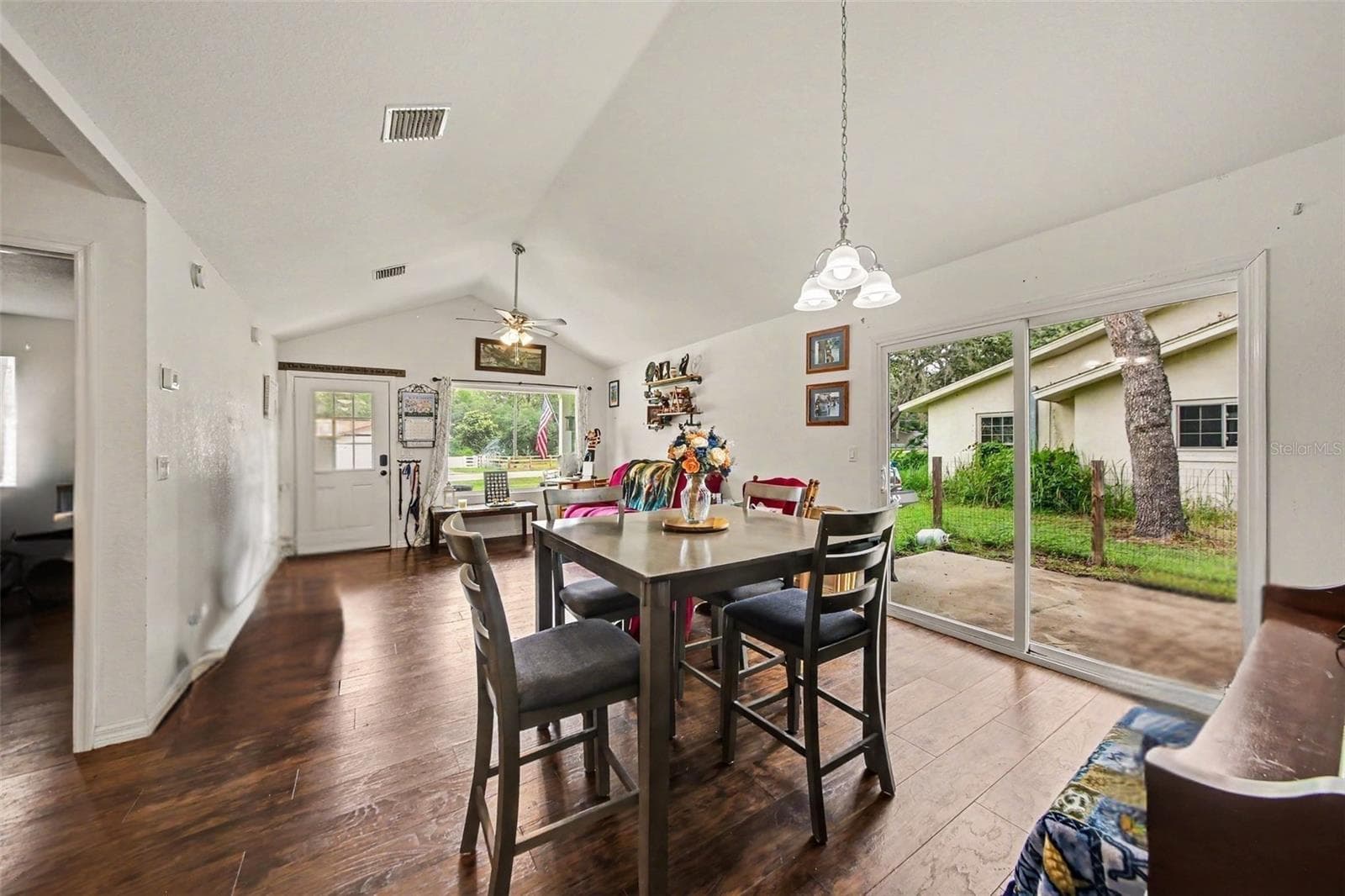 An Airy spacious feel as soon as you walk in the front door... Oversized window and sliding door bring illuminate this home with natural light. - 17050 SE 60TH ST, OCKLAWAHA